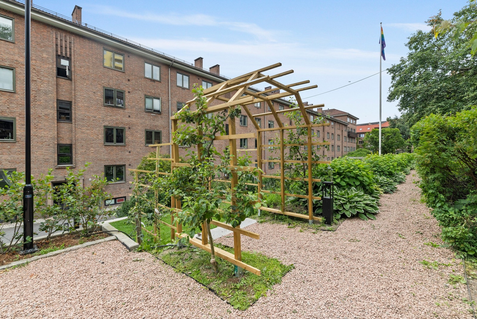 Her kan du nyte solen og varme sommerdager i grønne og frodige omgivelser! Galleribilde