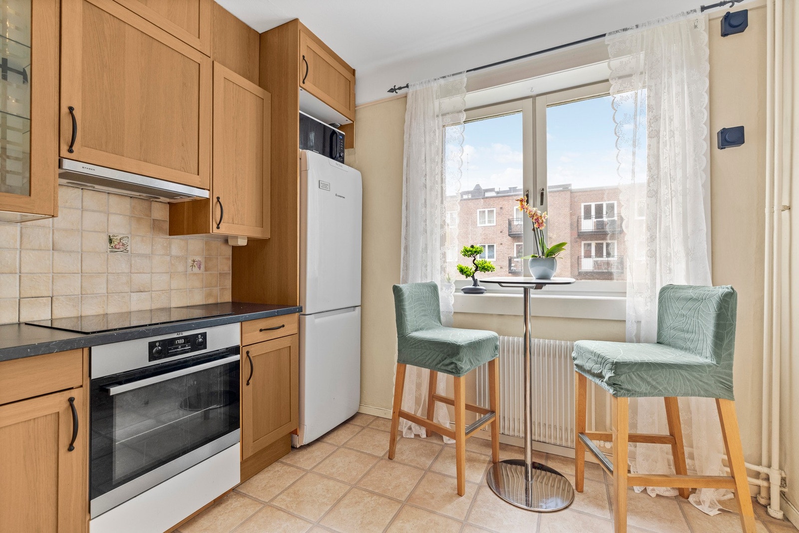 Vinduet sørger for godt med lysinnslipp som åpner opp rommet og skaper en luftig atmosfære. Galleribilde