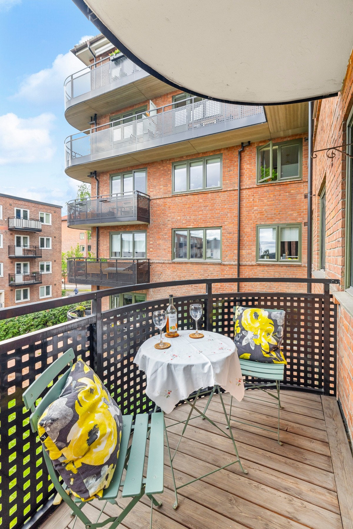 Fra soverommet har du direkte utgang til den koselige balkongen på 3 kvm med fine solforhold. Denne fungerer som en forlengelse av leiligheten på sommerstid med plass til utemøbler som gjør dette til et hyggelig oppholdssted. Galleribilde