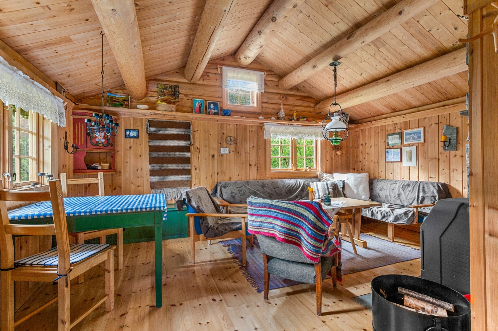 Hytta består av en koselig stue med god takhøyde, og åpen kjøkkenløsning med propanbluss. Galleribilde