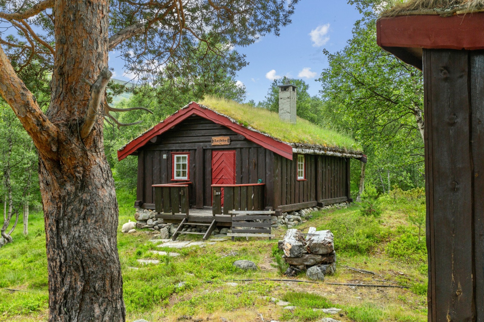 Tradisjonell stavlaft med villmarkspanel og torvtak. Galleribilde