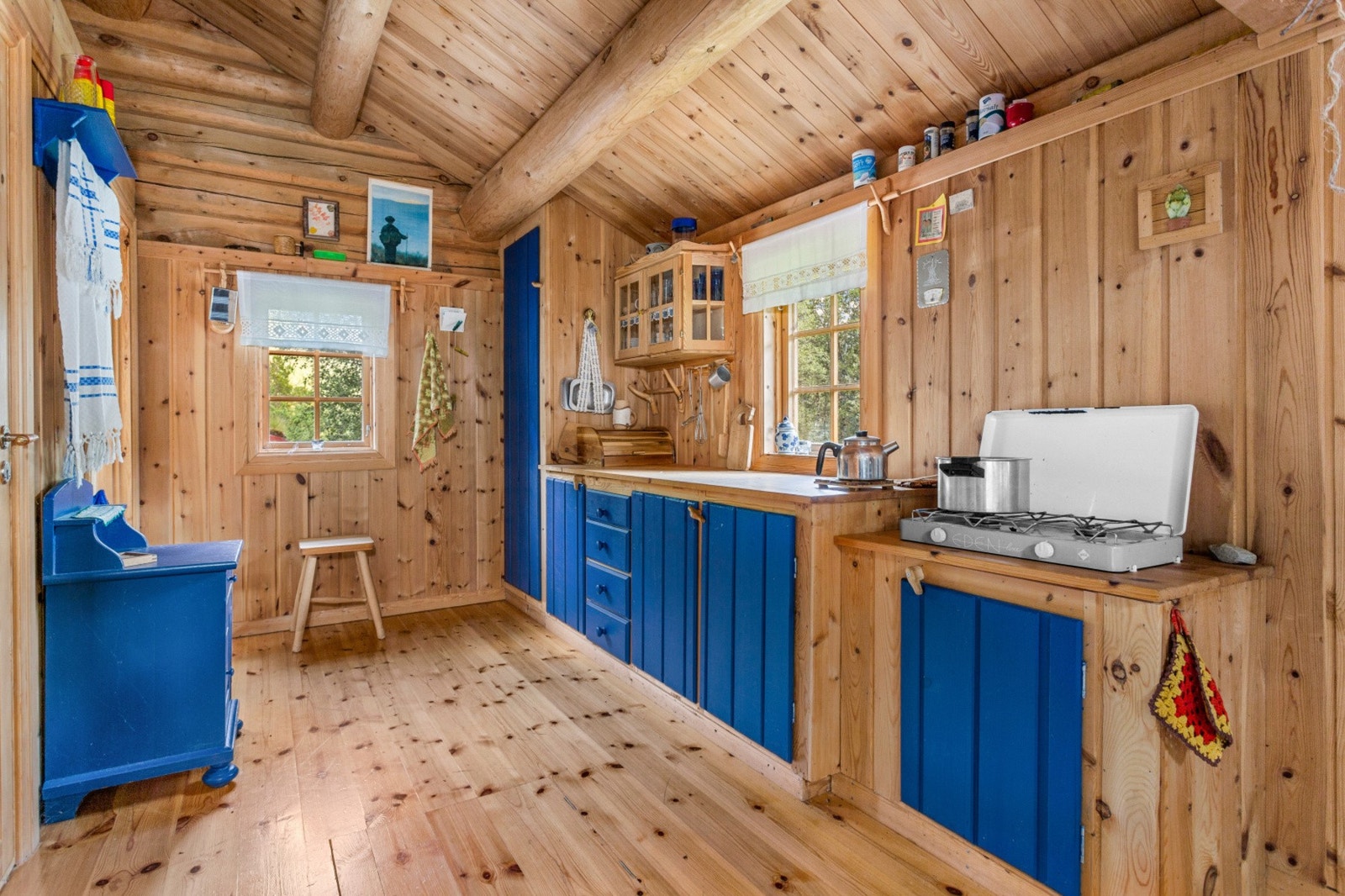 Det er luke til et støpt kjellerrom under kjøkkendelen som holder medbrakt mat avkjølt. Galleribilde