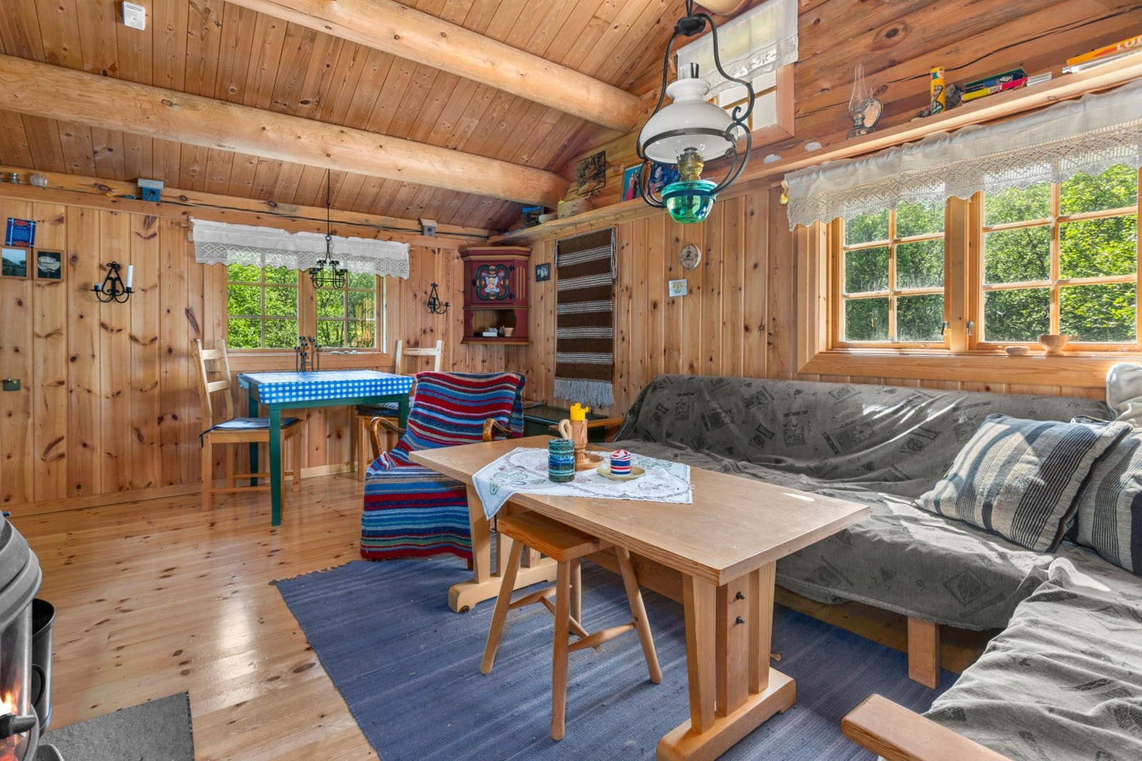 Innvendig er det furugulv og ubehandlet furupanel som gir en lun og naturlig atmosfære. Galleribilde