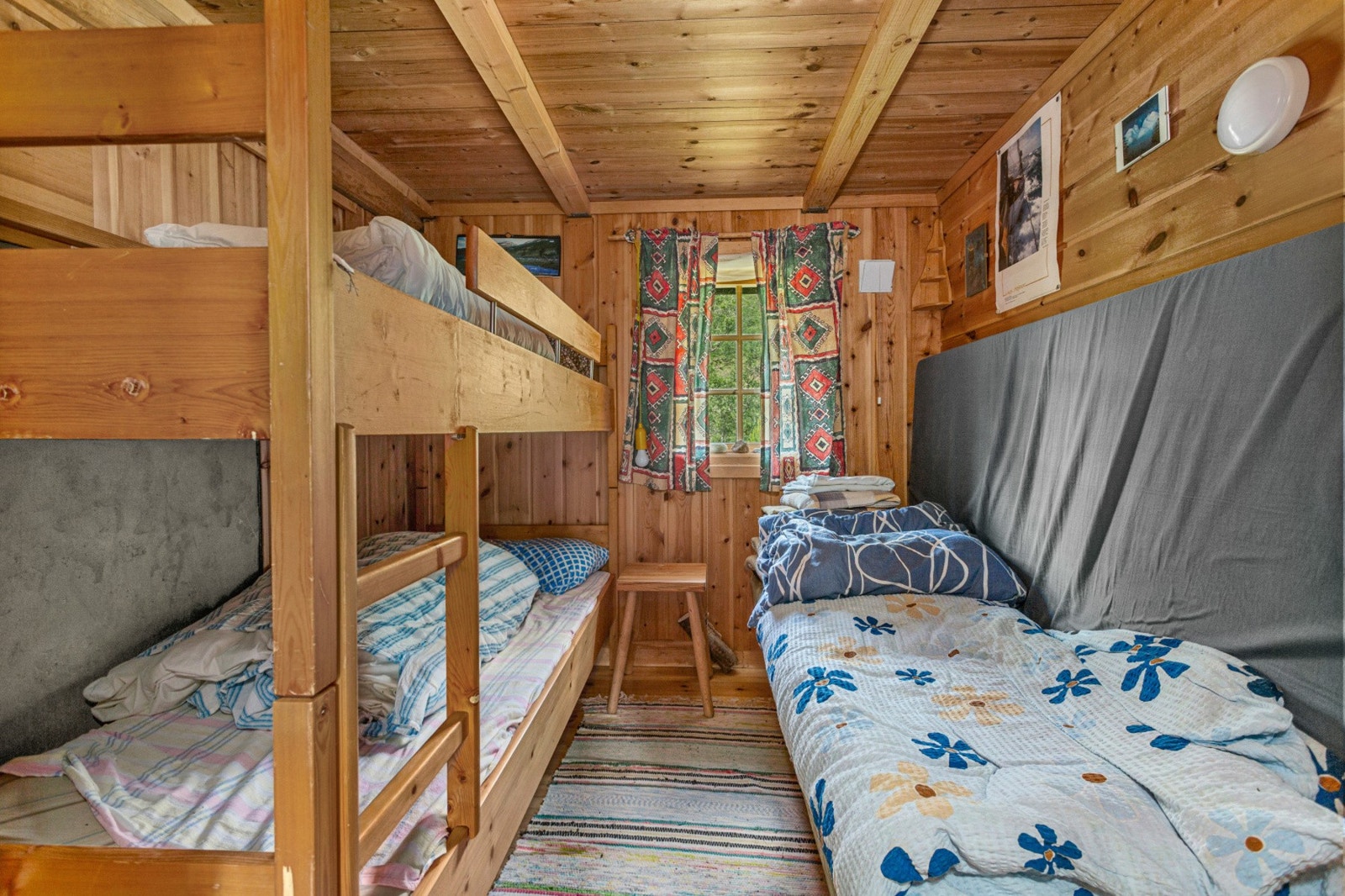 1 soverom med køyeseng og hems med plass til to madrasser gir totalt fire faste sengeplasser. Galleribilde