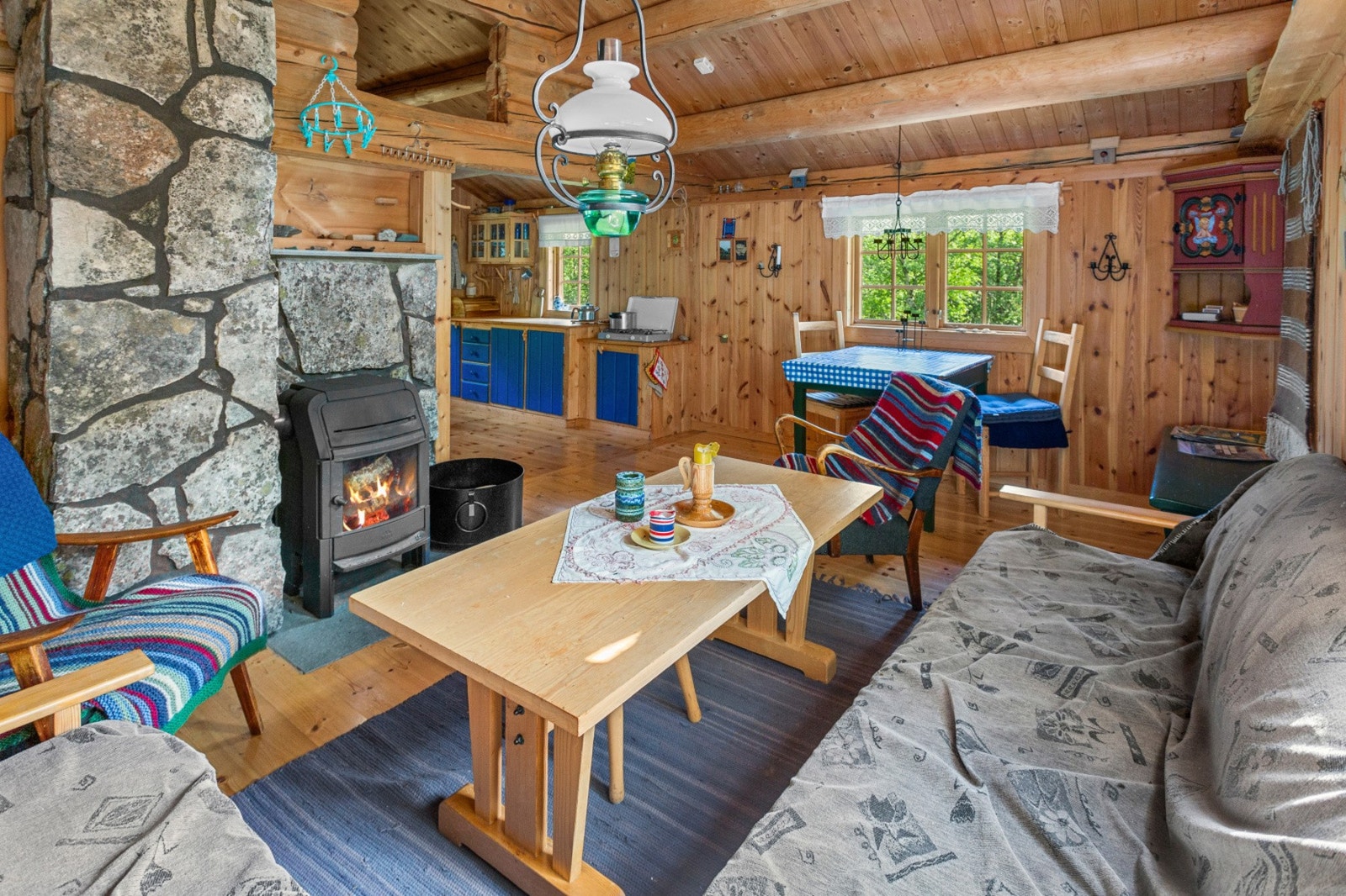 Det er ikke innlagt strøm eller vann, mulighet for å installere solcellepanel. Galleribilde