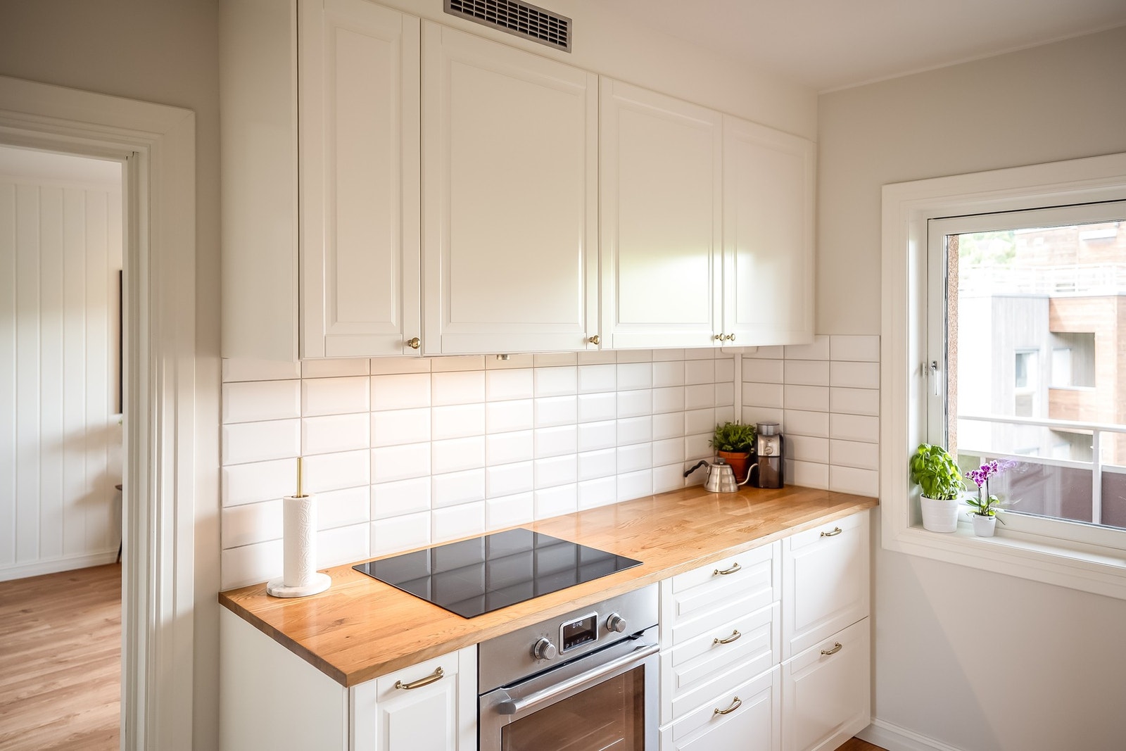 Godt lysinnslipp gjør rommet til en triveligere arbeidssone. Galleribilde