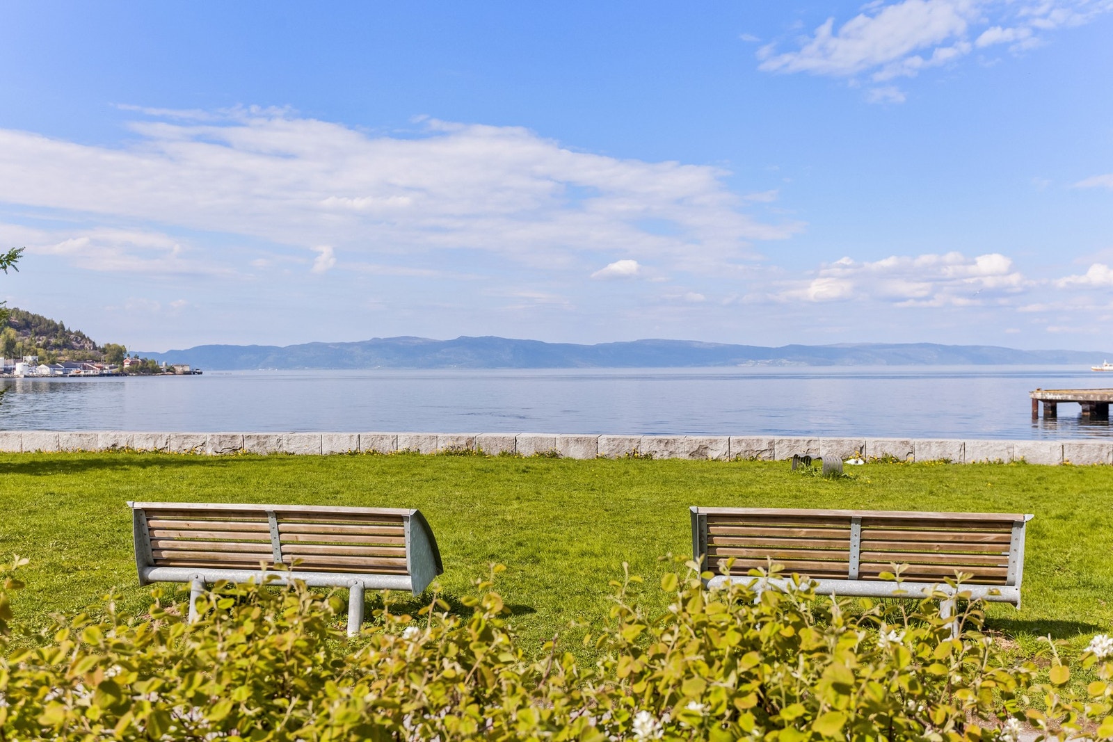 Kun 5 min gange til Ilsvika som byr på bademuligheter, sandvolleybane, fotballbane og rikelig med plenareal. Galleribilde