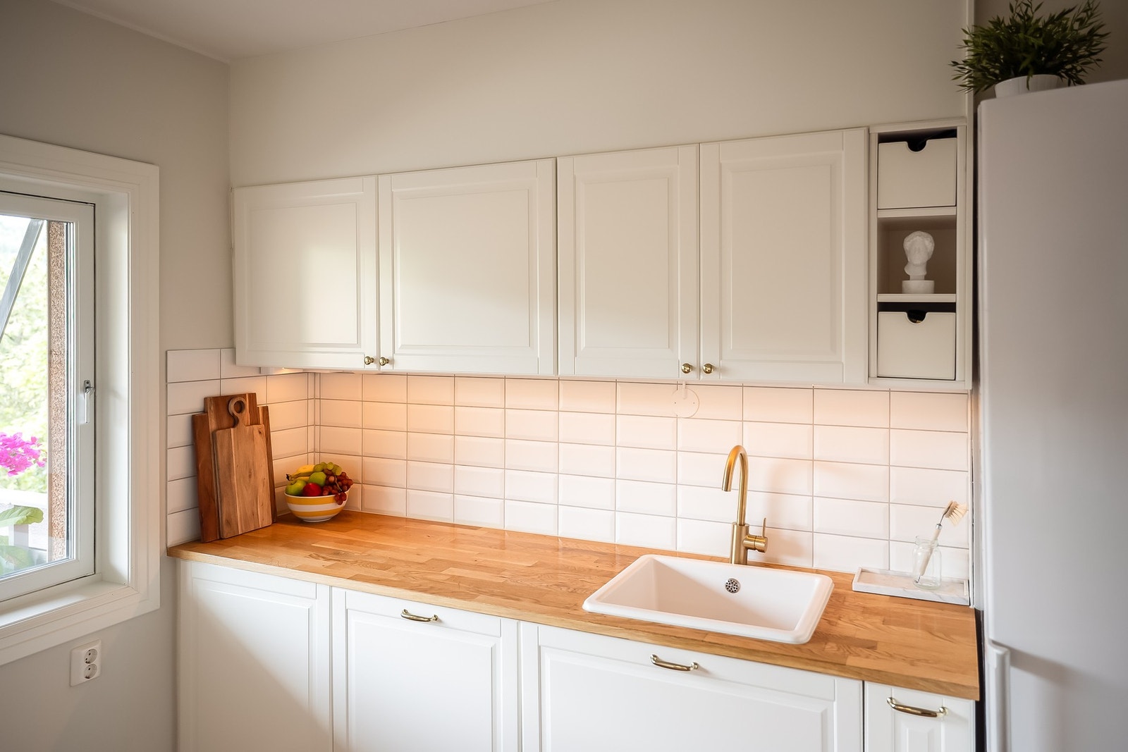 Rikelig med lagringsplass i skap og skuffer. Galleribilde