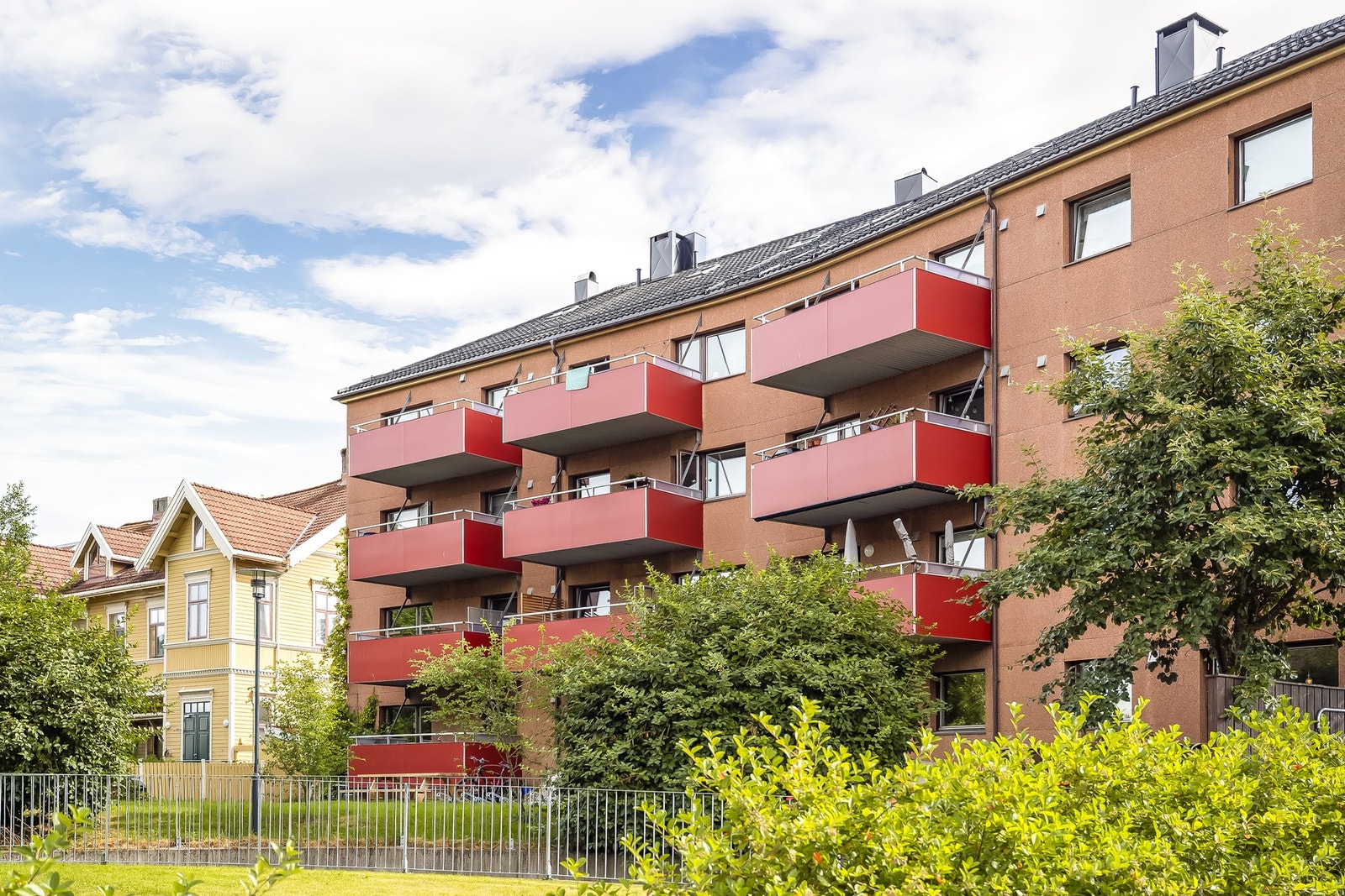 Leiligheten ligger usjenert til i byggets 3.etasje og har gode vindusflater som gir en flott atmosfære. Galleribilde