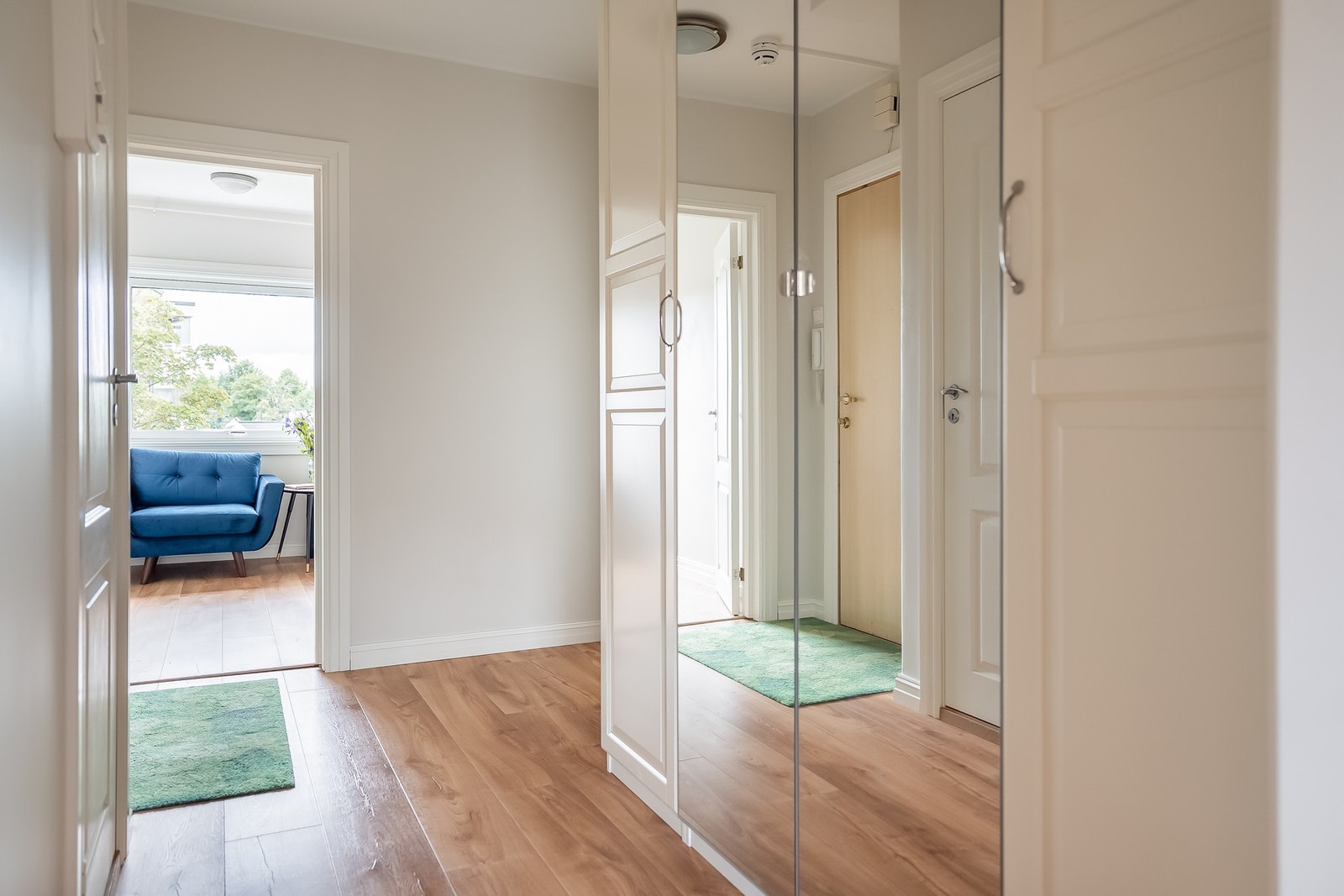 Lyst og luftig gangareal på ca 7,5 kvm hvor man har bra med plass for lagring av klær og sko. Galleribilde