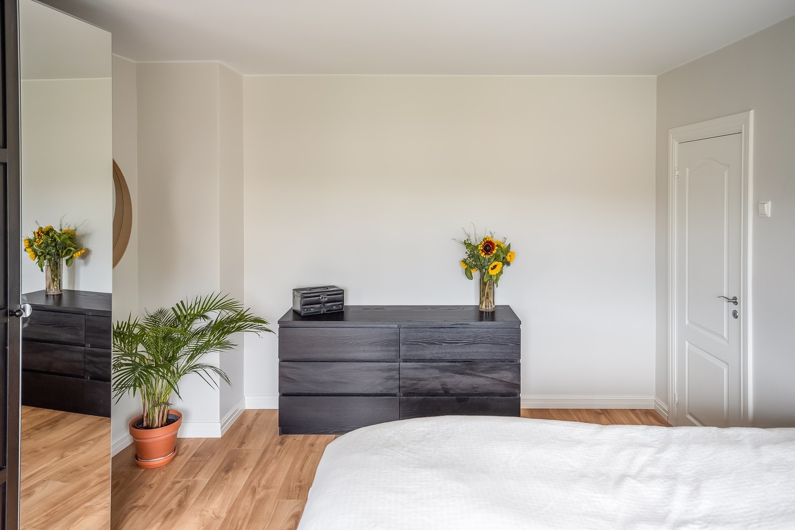 Garderobeløsningen med skap og kommoder medfølger handelen. Galleribilde