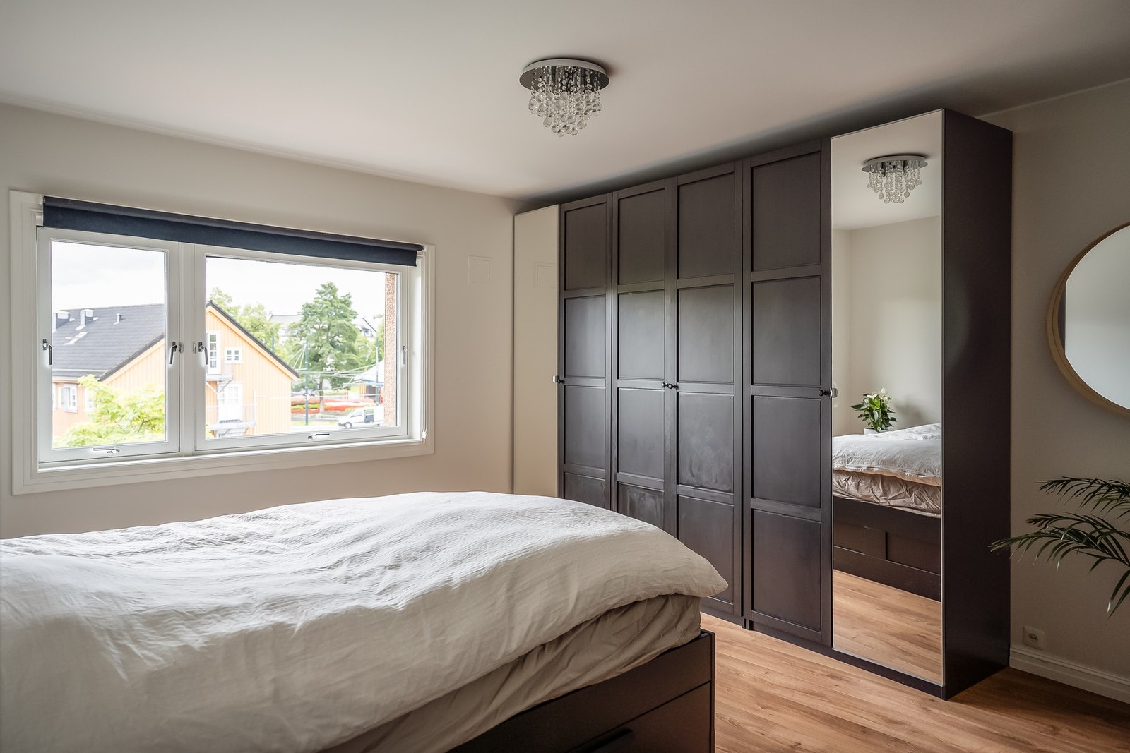 Luftig hovedsoverom på hele 17 kvm. Soverommet ligger vendt ut mot rolige omgivelser. Galleribilde