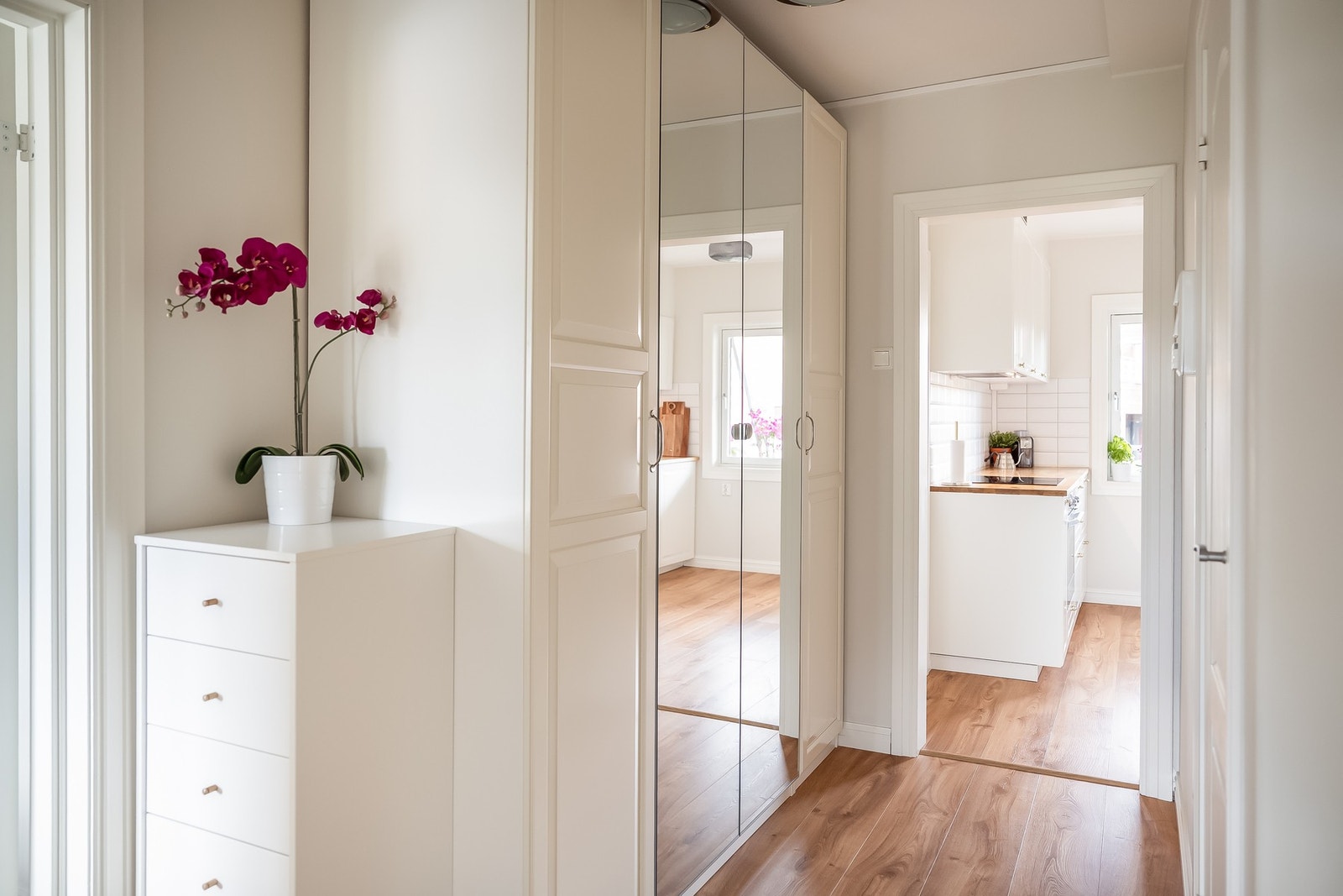 Det disponeres gode lagringsplass med 2 boder i kjeller og 1 på loft. Galleribilde