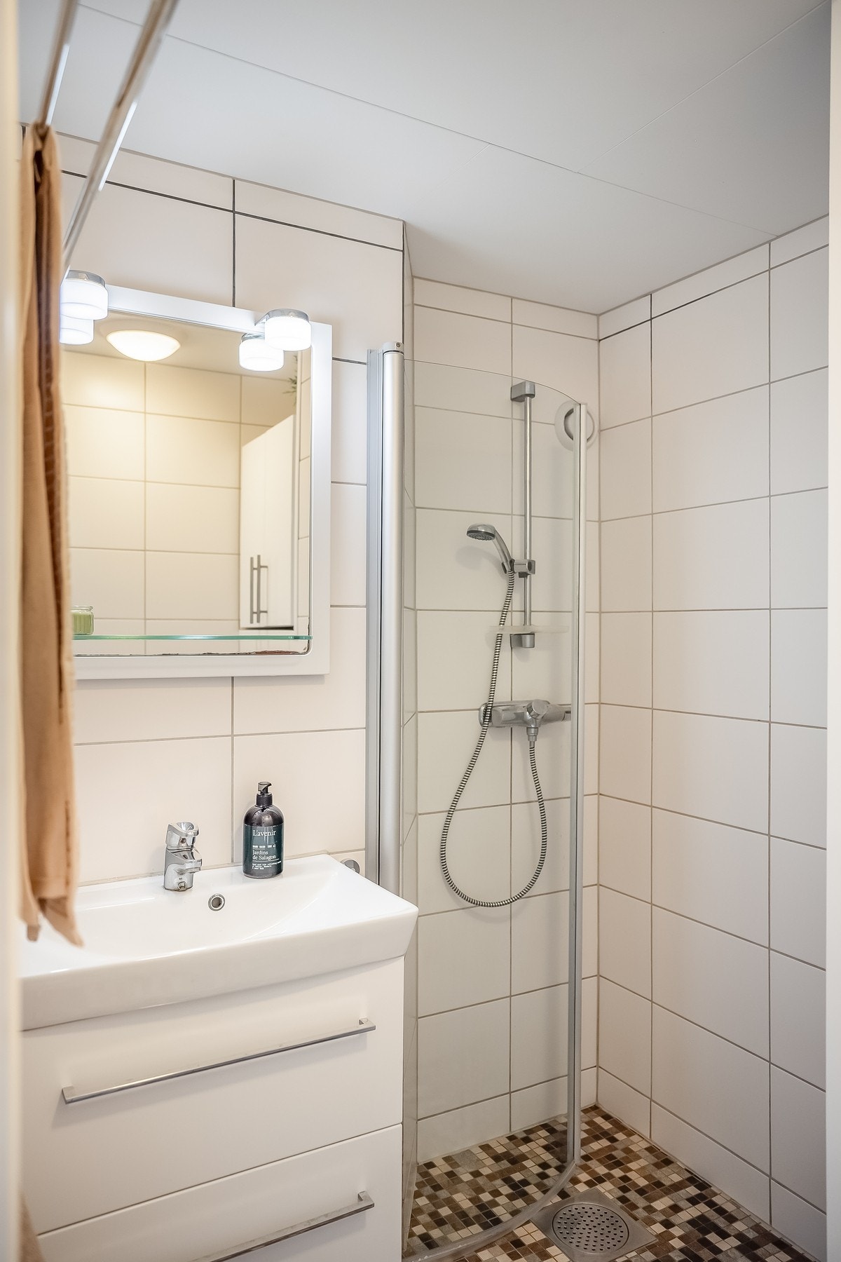 Pent, flislagt bad med behagelig oppvarming via varmekabler i gulv. Det ble lagt inn ny varmtvannsbereder og rørfornying av avløpsrør i 2023. Galleribilde