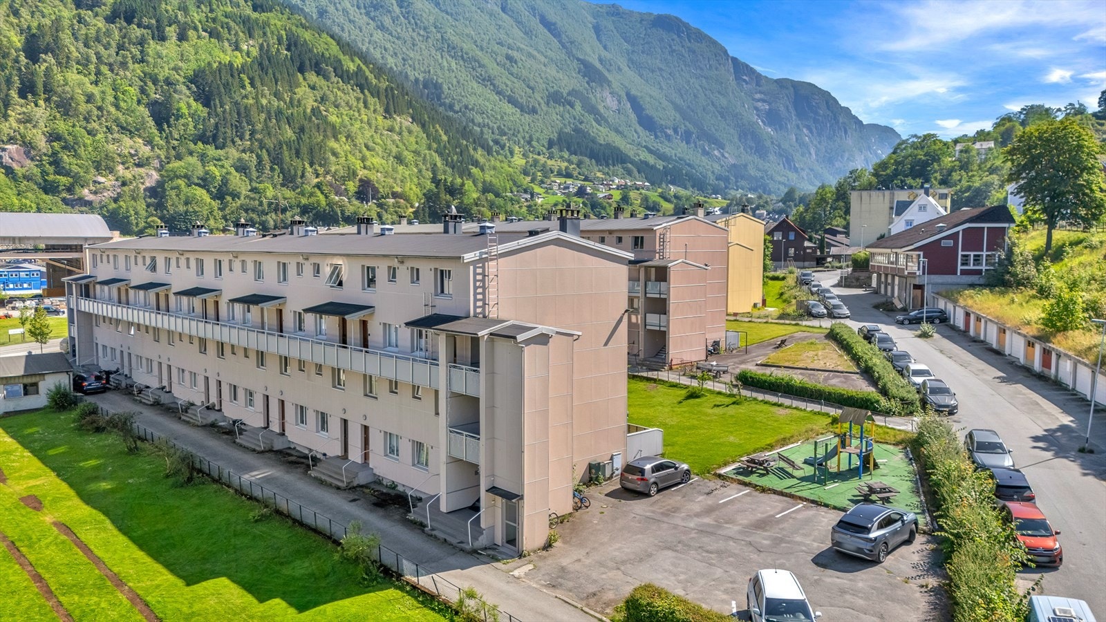 Parkeringsplasser utenfor. Galleribilde