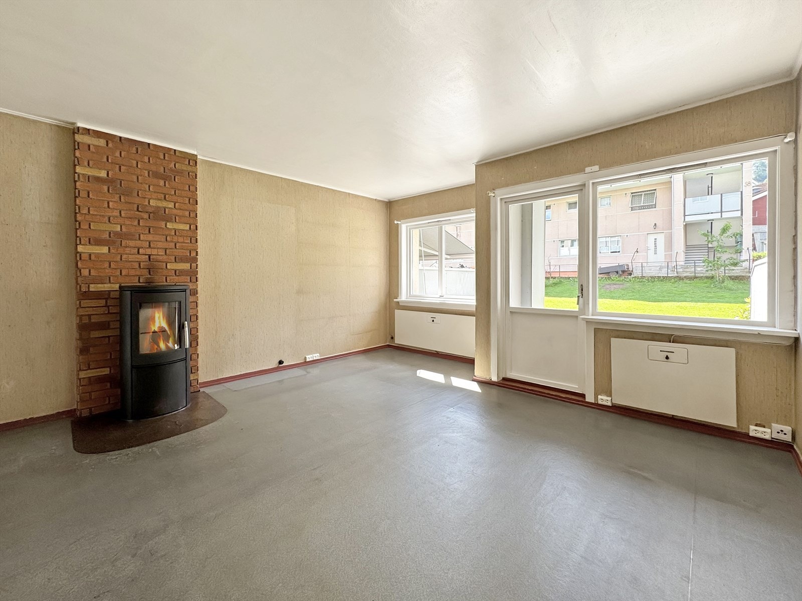 Stue med utgang til terrasse, og vedovn. Galleribilde