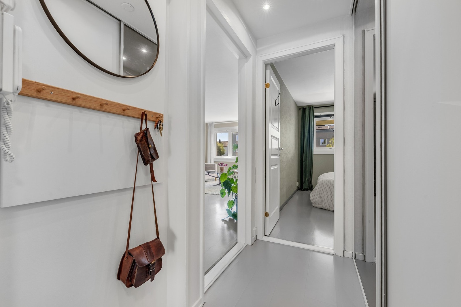 Inngangspartiet har skyvedørsgarderobe og knagger for klesoppbevaring. Porttelefon. Sikringsskap med automatsikringer rett utenfor ytterdøren. Galleribilde