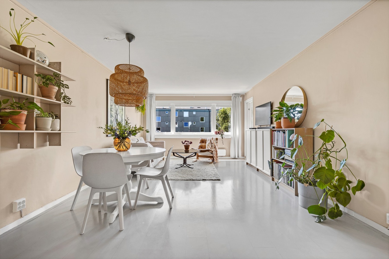 Store vindusflater, kombinert med overflater malt i tidsriktige farger, gir leiligheten en lett og luftig atmosfære. Galleribilde