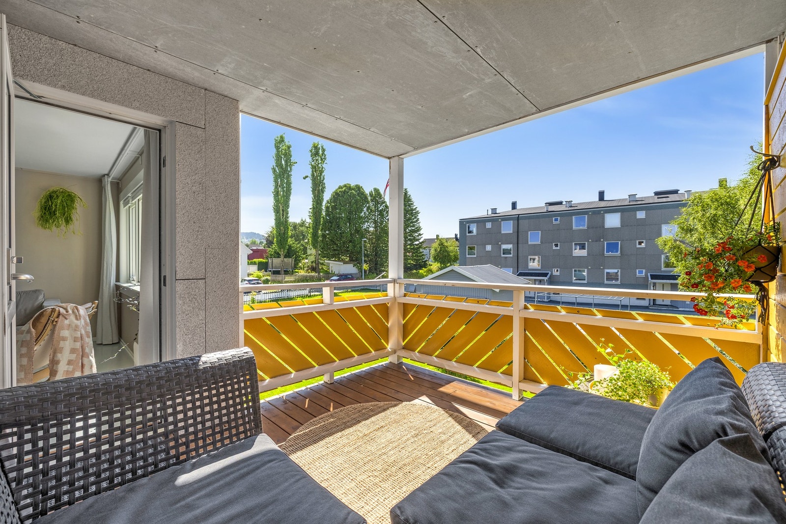 Nedenfor balkongen er det et stort grøntareal, og du sitter usjenert til med god avstand til nærmeste nabobygg. Galleribilde