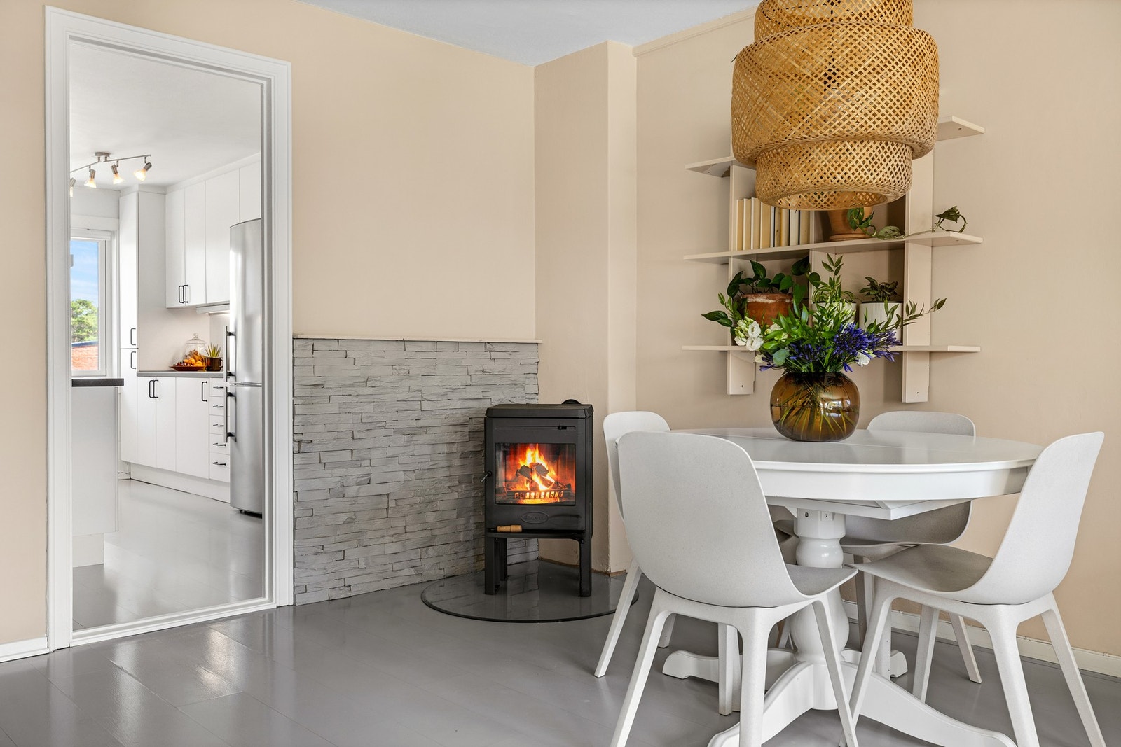 Praktisk med vedovn på stue. Galleribilde