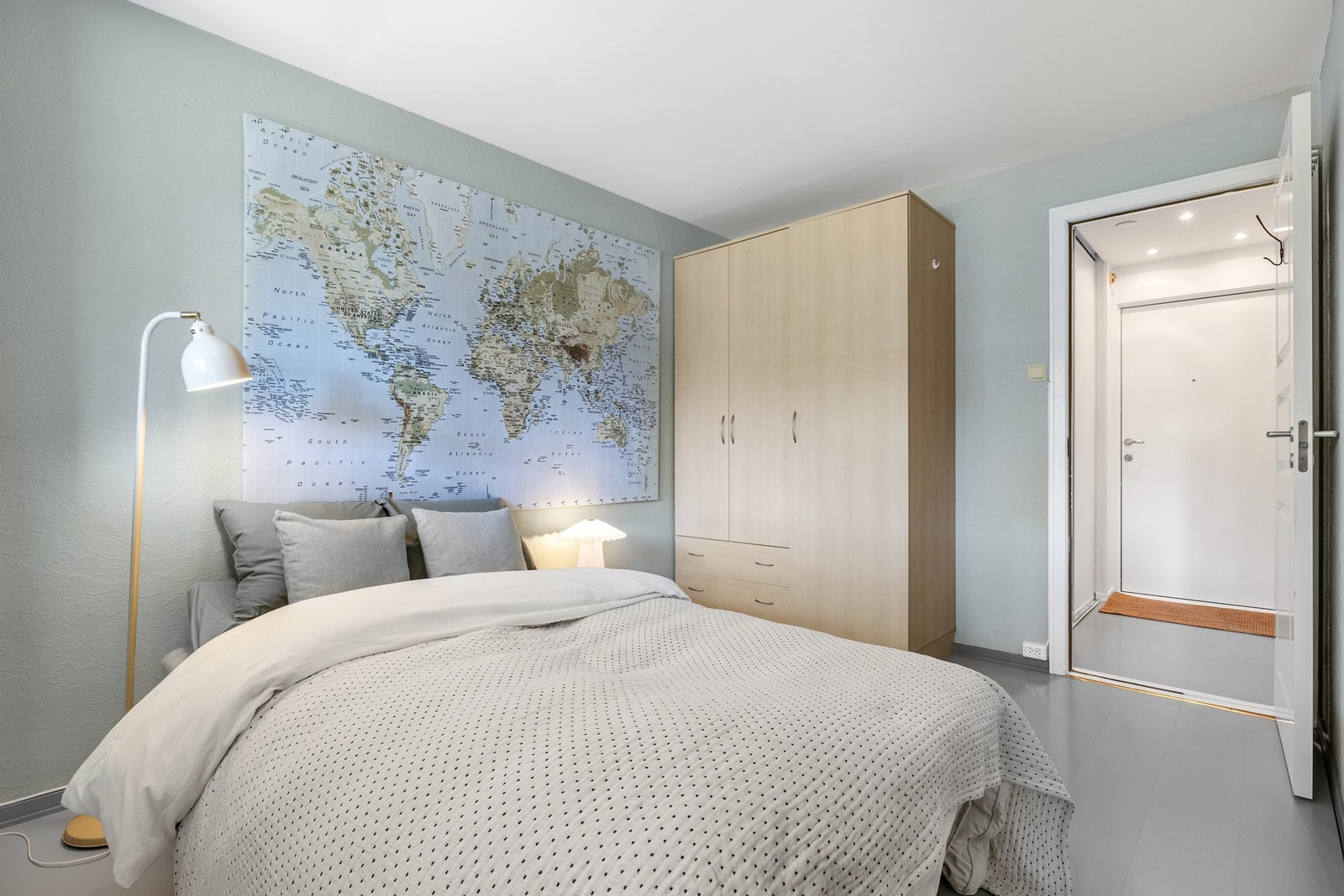 God plass til stor dobbeltseng og garderobeskap. Galleribilde