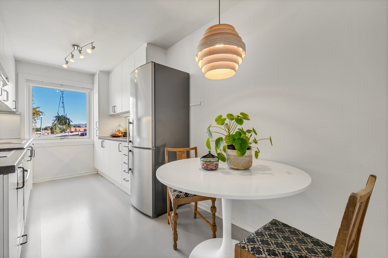 Godt med skap- og benkeplass på begge sider av kjøkkenet. Galleribilde