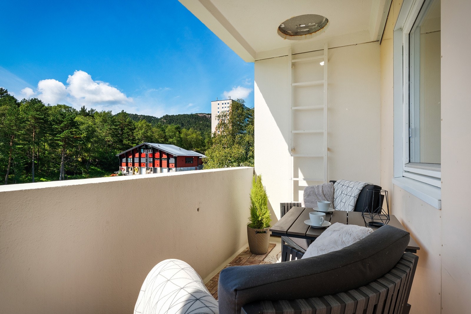 - Balkongen måler 11 m² og har sol fra etttermiddag til kveld. - Galleribilde