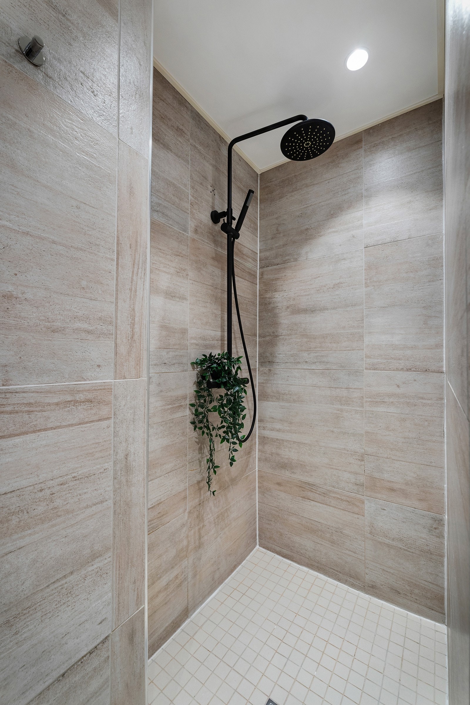 - Stilren baderomsinnredning i modern design, her får du egen spa følelse hjemme. - Galleribilde