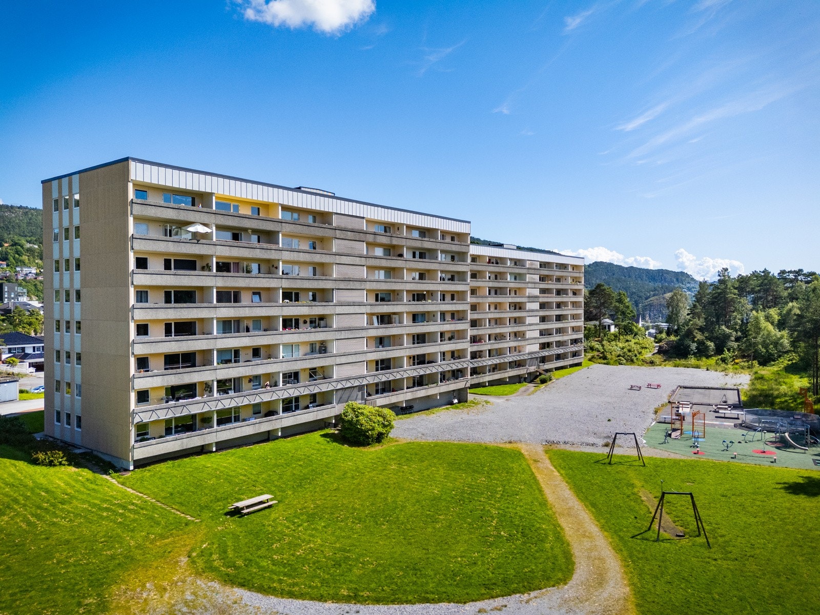 - Her bor du i stille omgivelser tett på natur uten gjennomfartstrafikk. Det er ikke uvanlig å se hjort i skogholtet - Galleribilde
