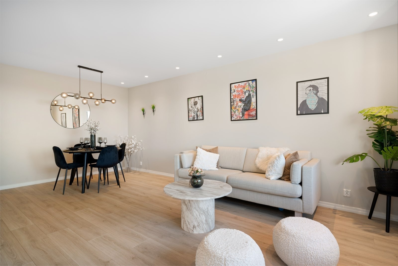 Stuens størrelse og utforming gjør den enkel å innrede! Galleribilde