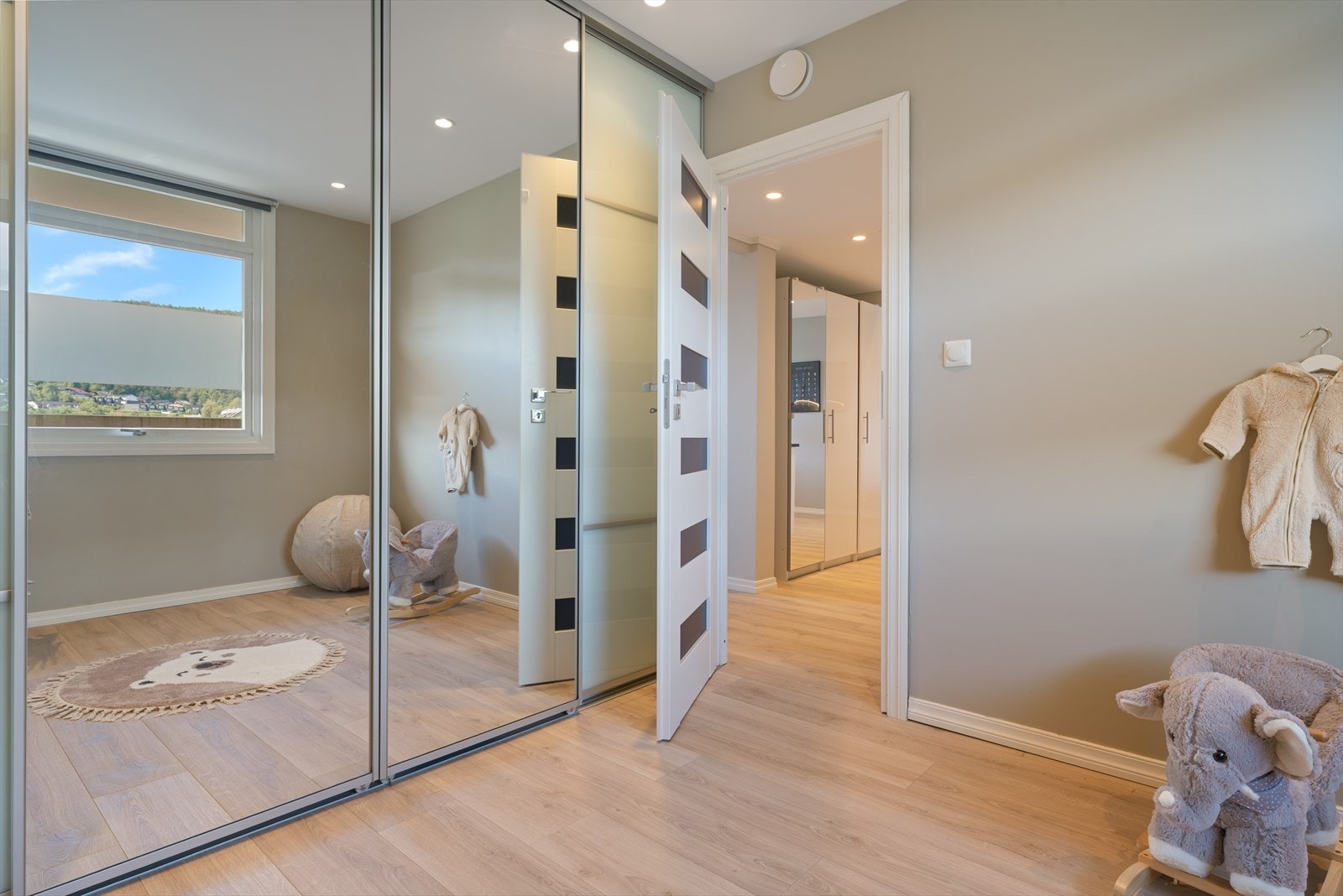 Soverom 2 er noe mindre(ca 10kvm), men like fullt godt. Dette fungerer utmerket som barnerom eller gjesterom Galleribilde