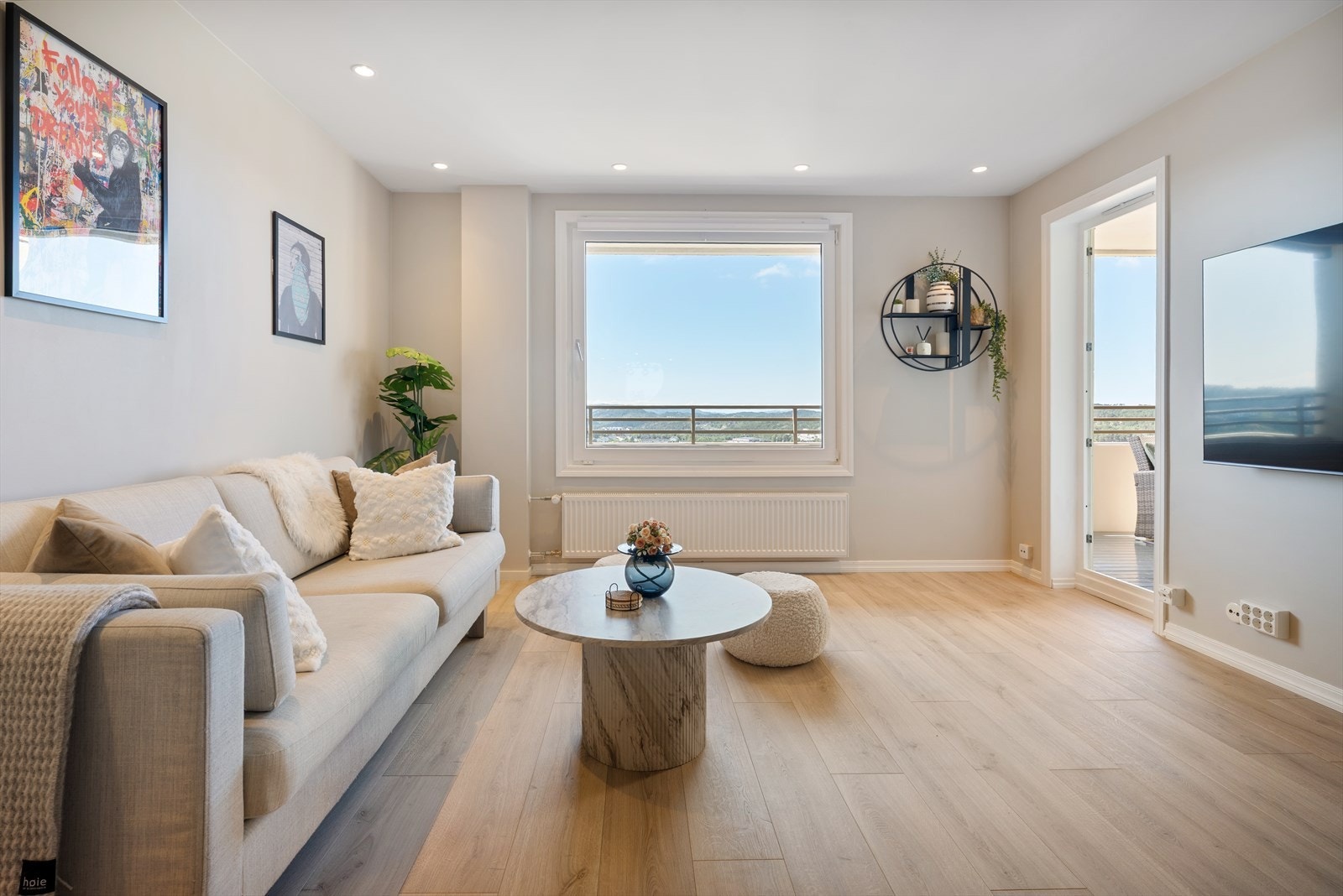 Store vindusflater slipper inn rikelig med naturlig lys. Galleribilde