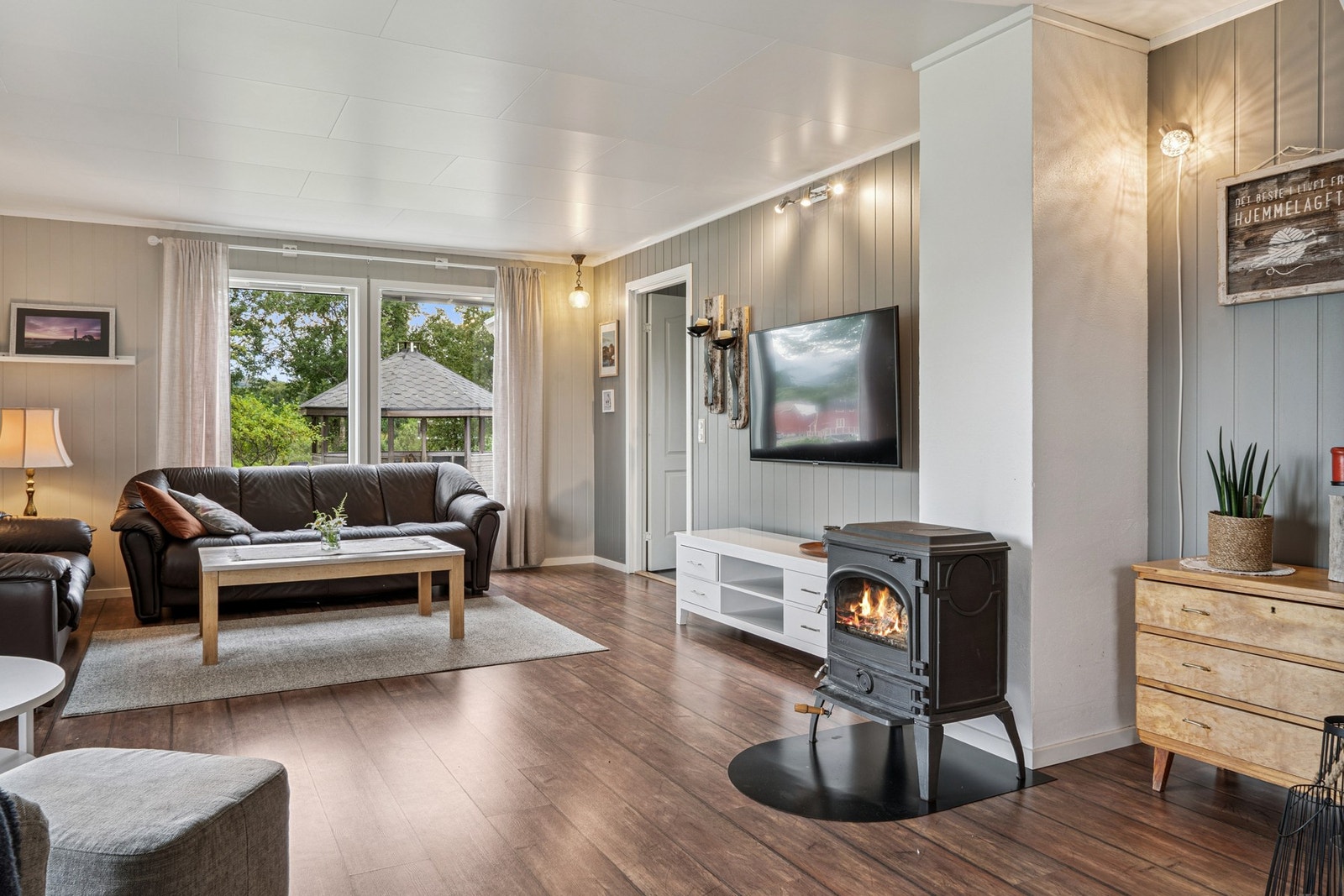 Den vedfyrte peisen blir naturlig midtpunkt i rommet. Galleribilde