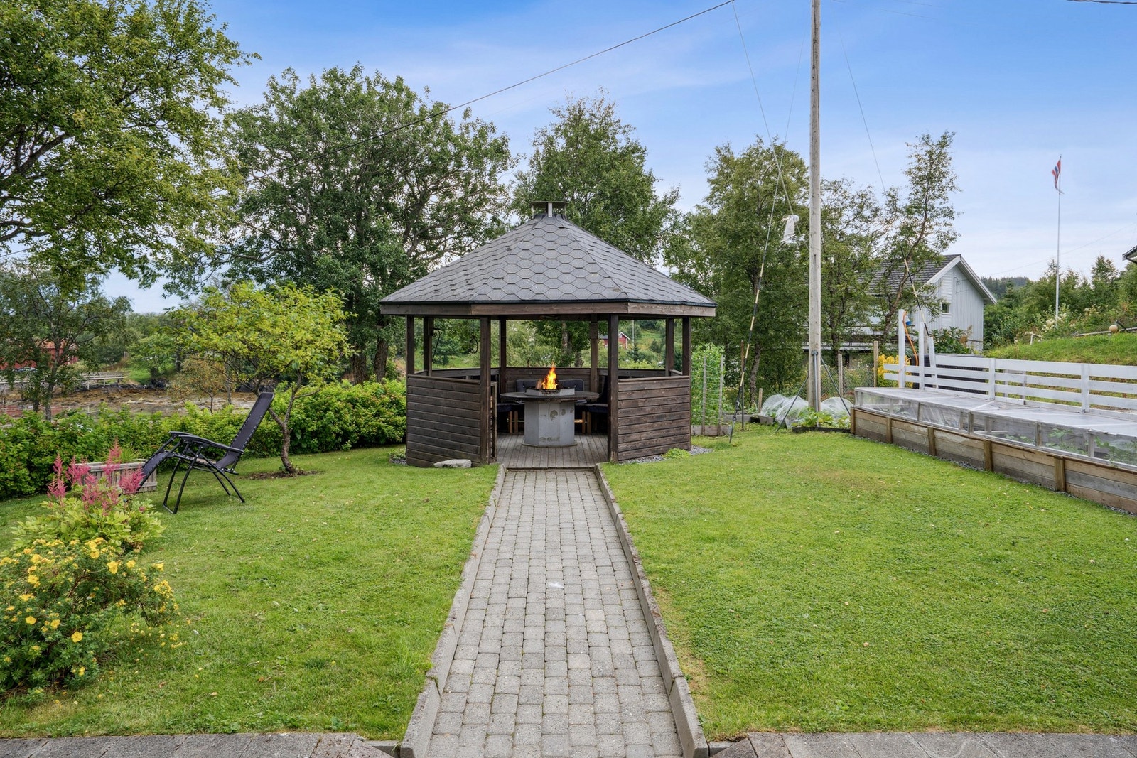 Eiendommen har flott opparbeidet hage. Galleribilde