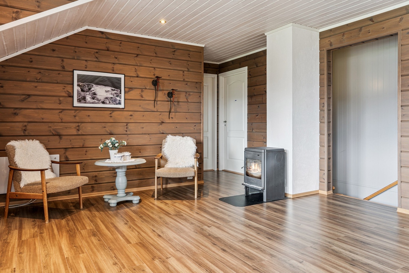 Vedfyring sentralt i rommet. Galleribilde