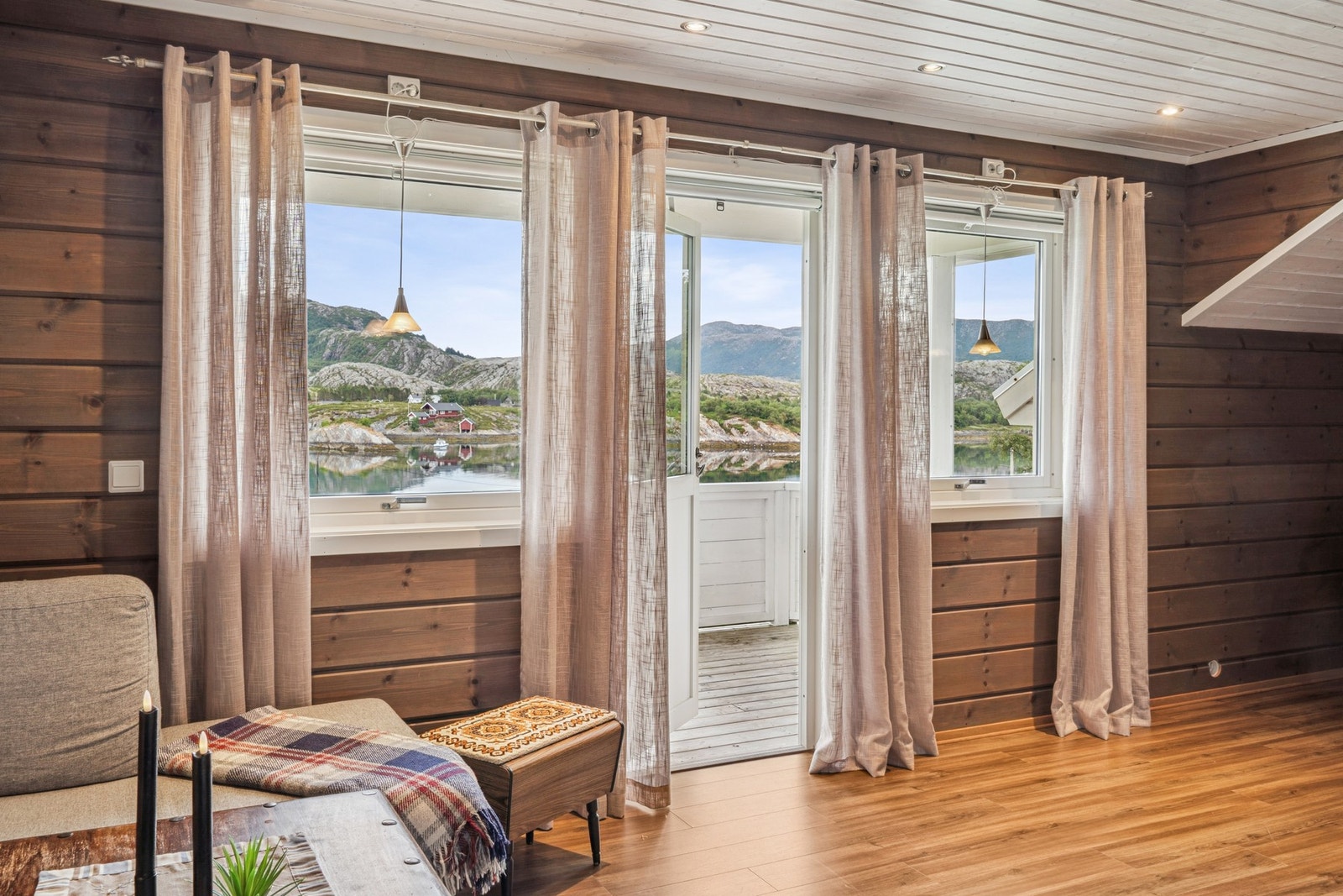 Fra stuen i 2.etasjen er det også utgang til en romslig veranda. Galleribilde