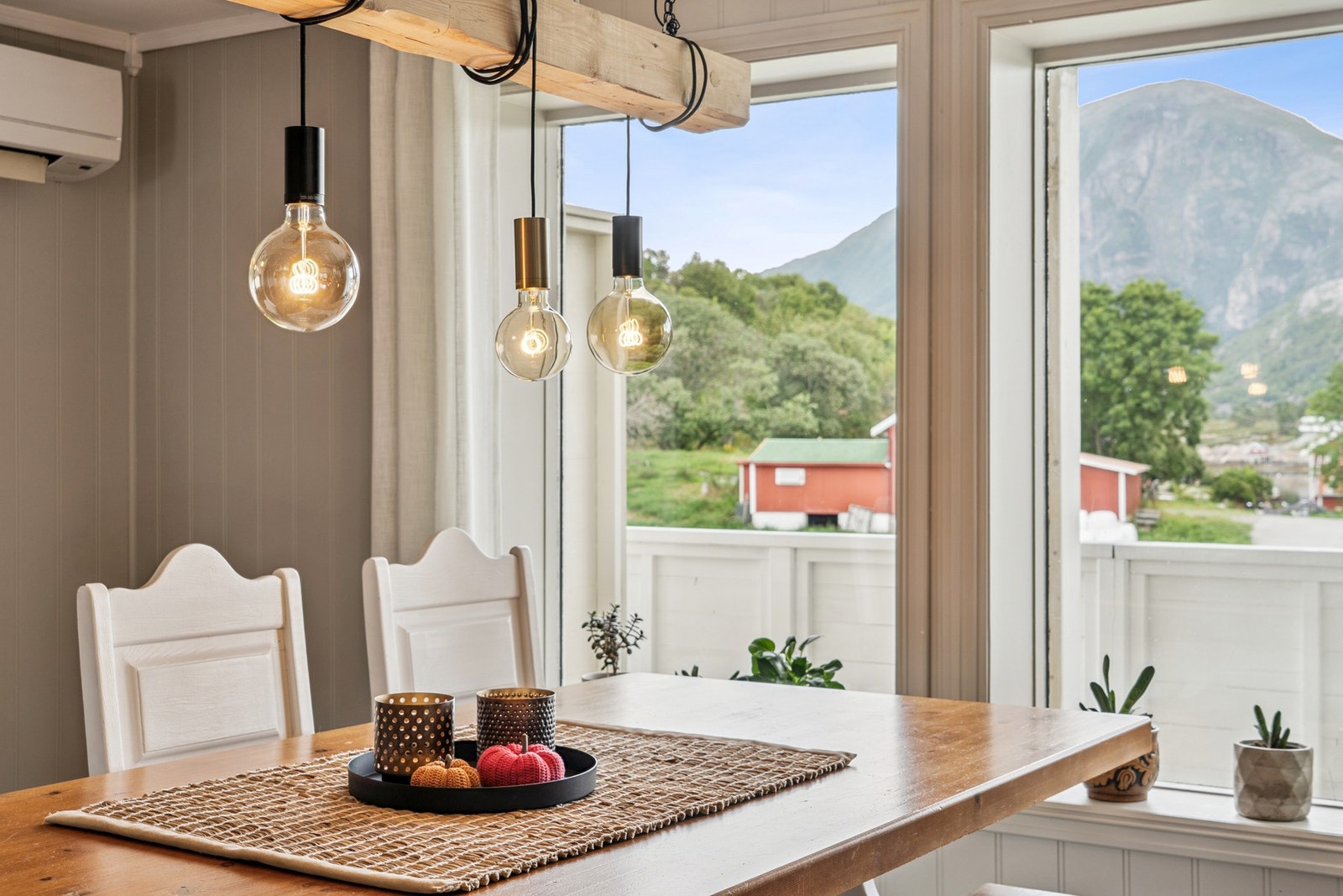 Fra stuen er det utgang til en romslig altan med fantastisk utsikt! Galleribilde