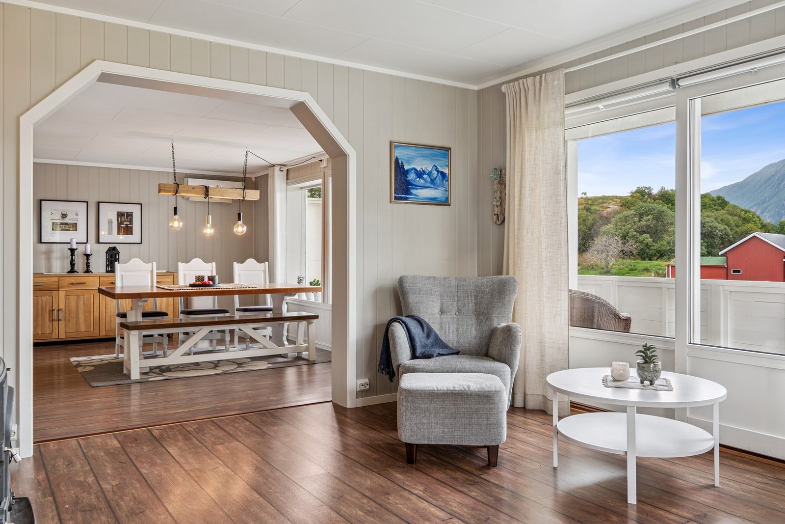 Åpen løsning mot stuen skaper en flott flyt og et sosialt samlingspunkt for både hverdagsmåltider og hyggelige middager. Galleribilde