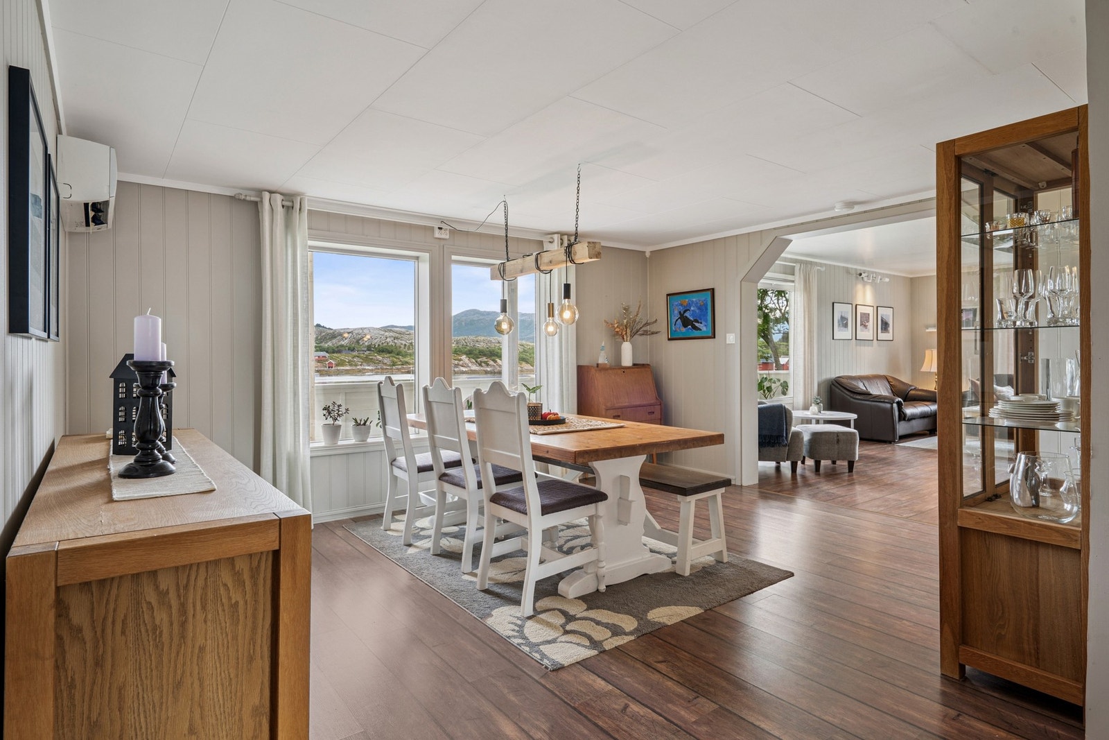 Her får du en lys og elegant spisestue med god plass til både familie og gjester. Galleribilde