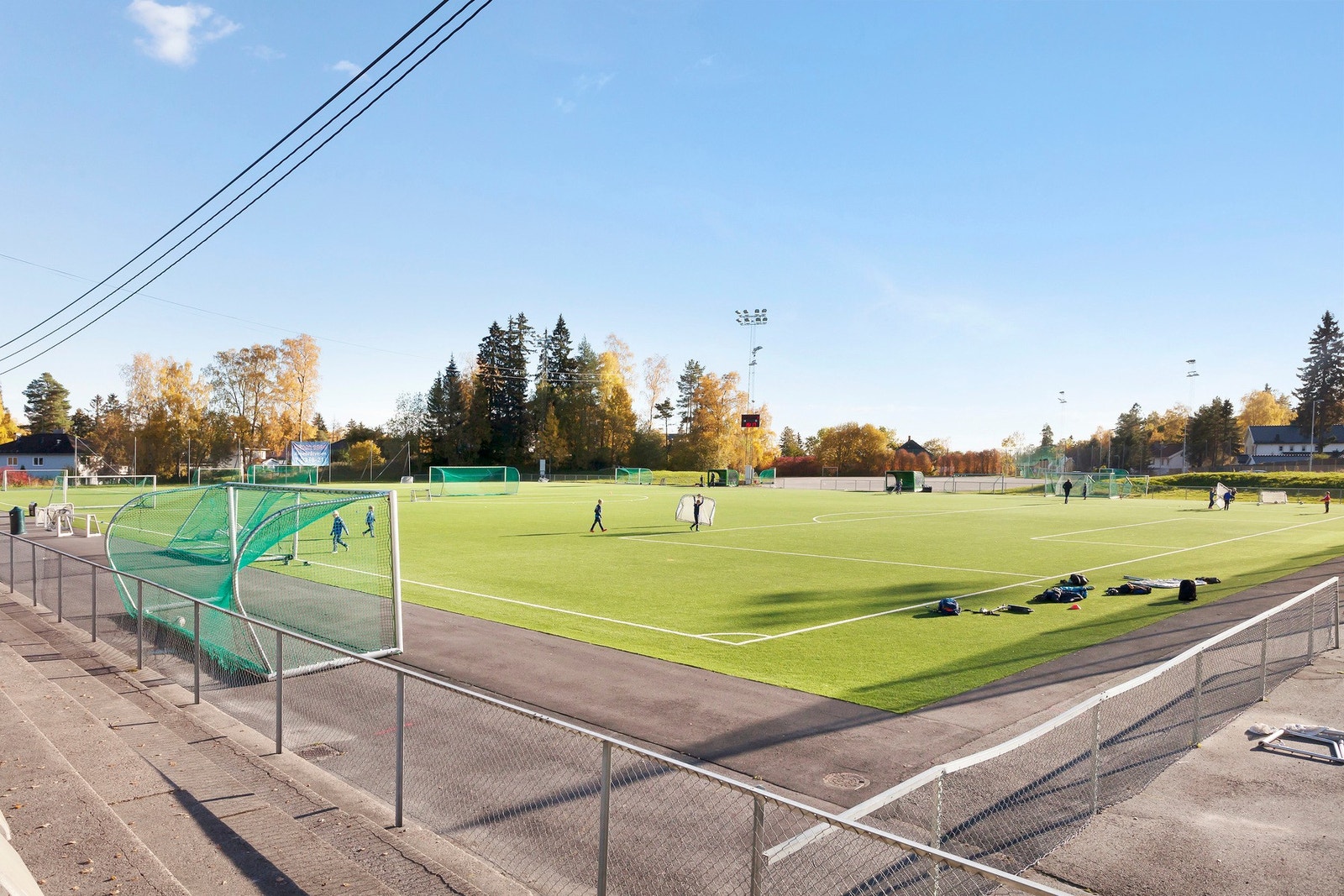 I umiddelbar nærhet ligger Gressbanen, med fotballbane på sommeren og skøytebane på vinteren Galleribilde
