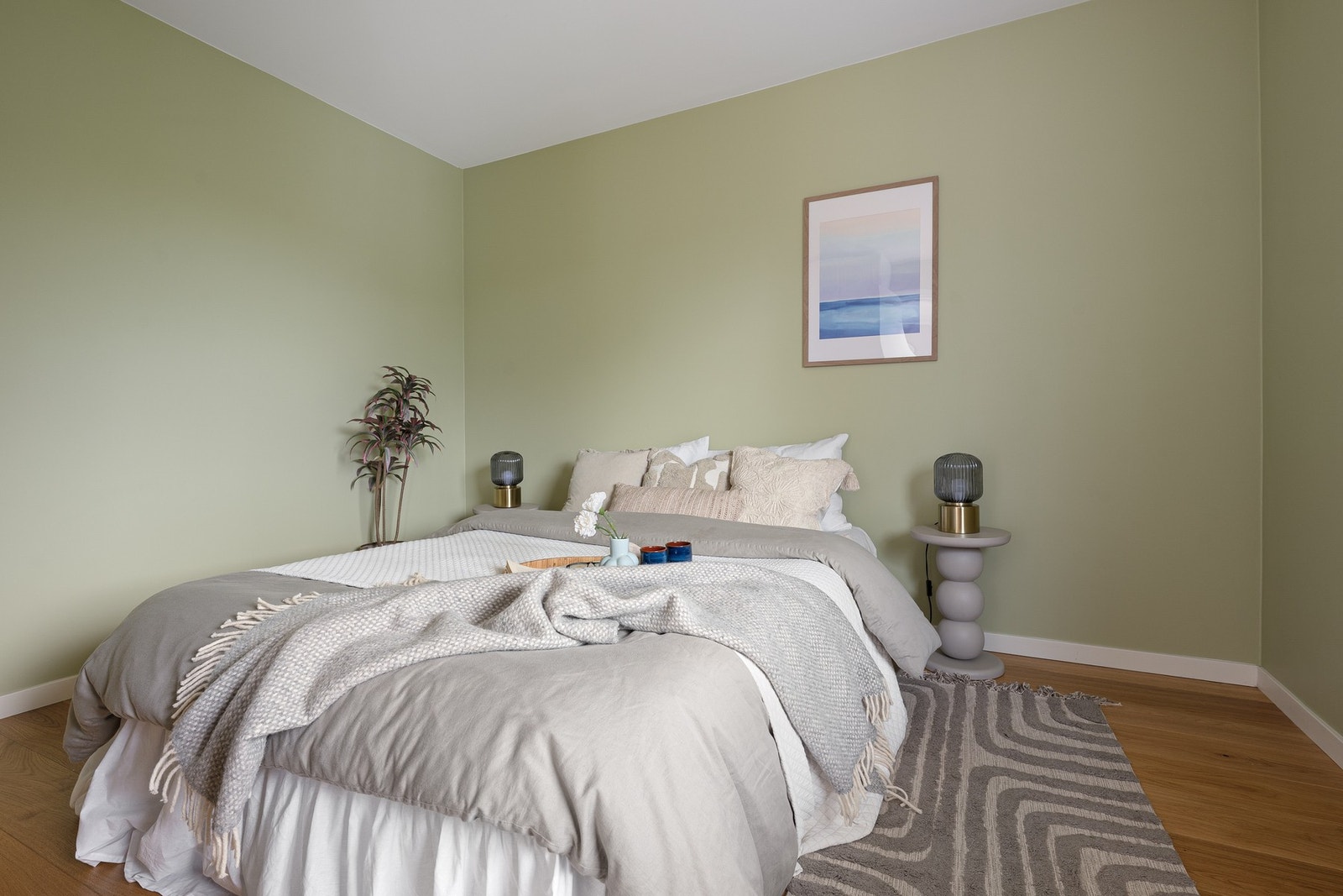 Hovedsoverommet er romslig og lyst, med god plass til dobbeltseng, nattbord og garderobeløsning. Et stille og behagelig rom vendt mot rolige omgivelser. Galleribilde