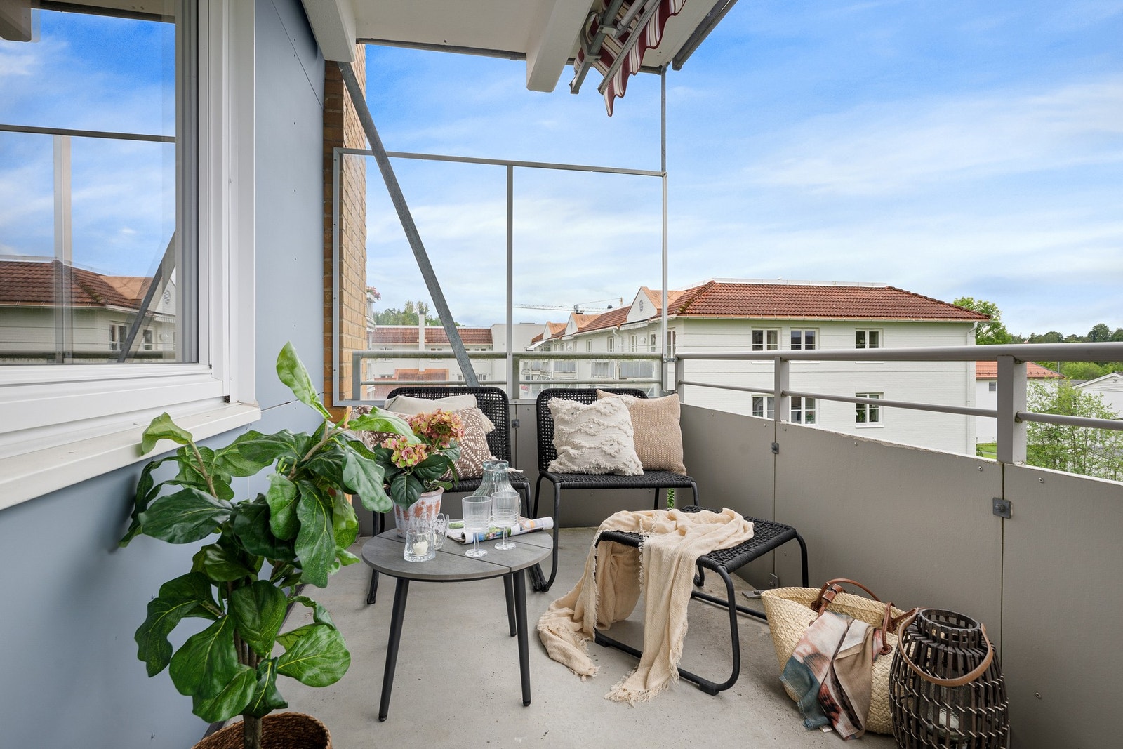 Solrik vestvendt balkong på 7 m² med markise og utebelysning. Galleribilde