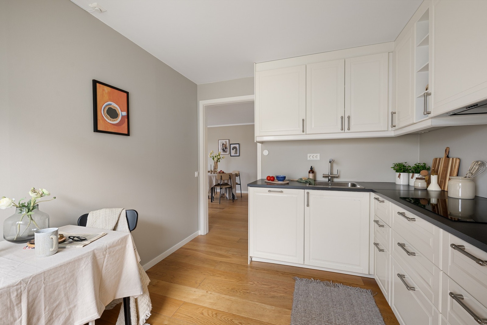 Kjøkkenet ligger i en naturlig adskilt sone, men med åpen kontakt mot stue og spiseplass. Galleribilde