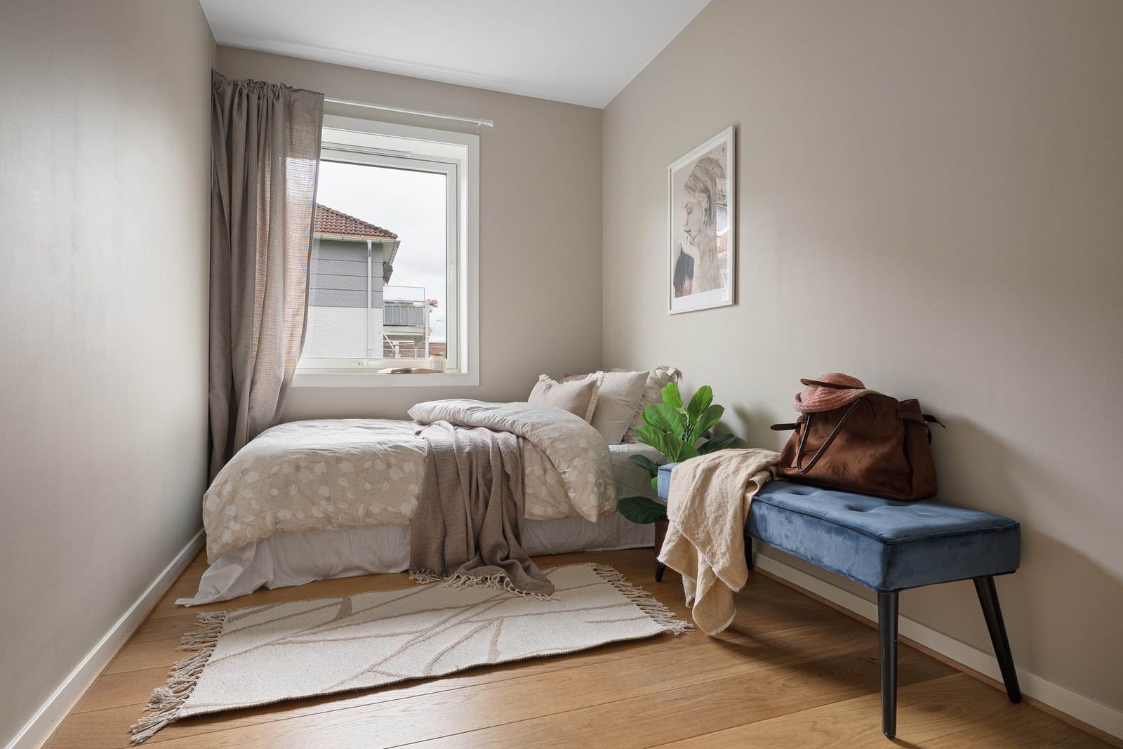 Det mindre soverommet egner seg godt som barnerom, kontor eller gjesterom, og har god plassutnyttelse med naturlig lys. Galleribilde