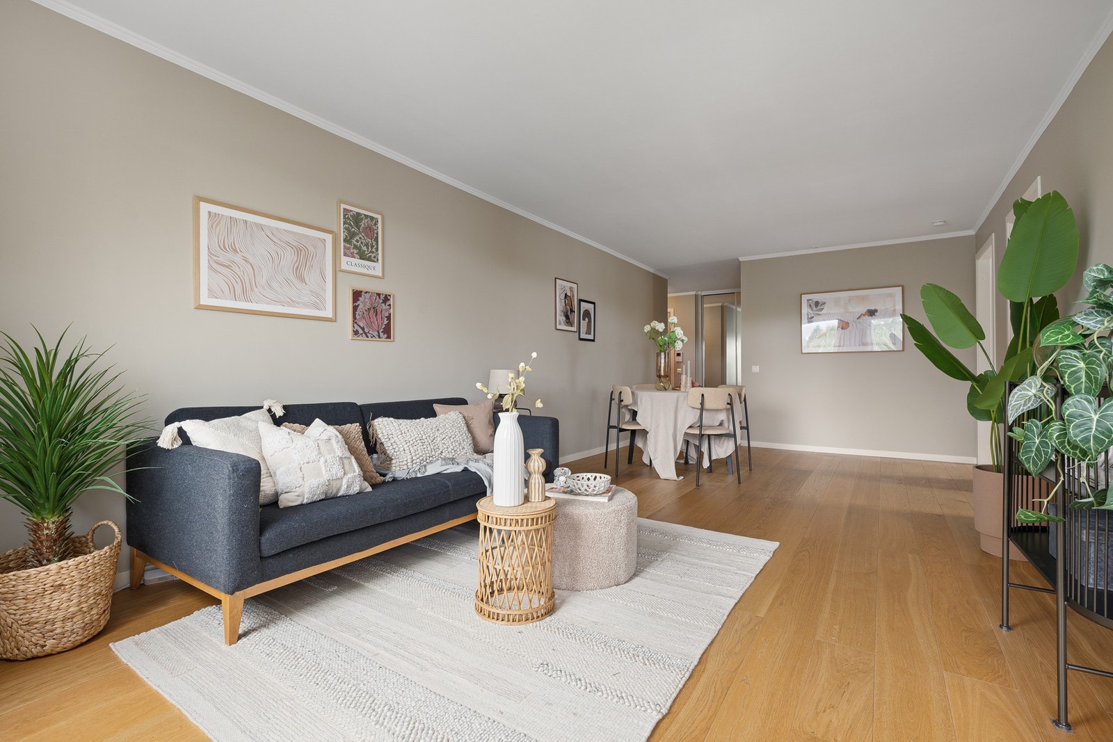 Stuen har en klassisk og tidløs utforming med god plass til både spisebord og sofagruppe. Her får du en fleksibel møbleringssone tilpasset både hverdagsliv og sosiale anledninger. Galleribilde