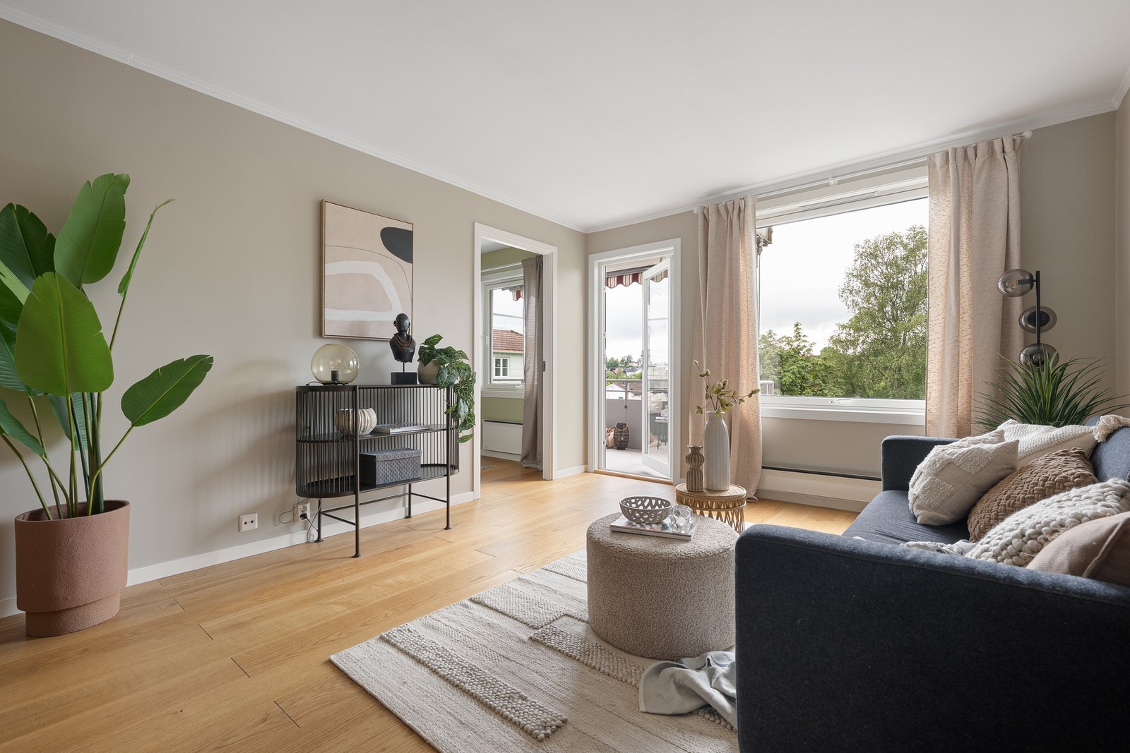 Lys og luftig stue med store vindusflater som slipper inn rikelig med naturlig lys gjennom hele dagen. Den åpne planløsningen gir en behagelig romfølelse og god flyt mellom rommene. Galleribilde