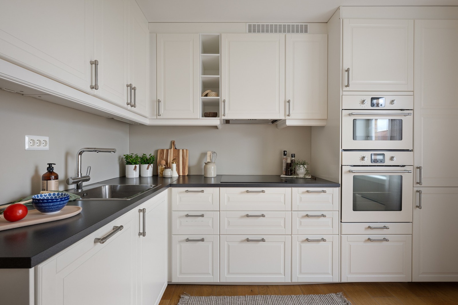 Integrerte hvitevarer som stekeovn, platetopp, oppvaskmaskin, mikrobølgeovn og kjøleskap med frysedel. Galleribilde