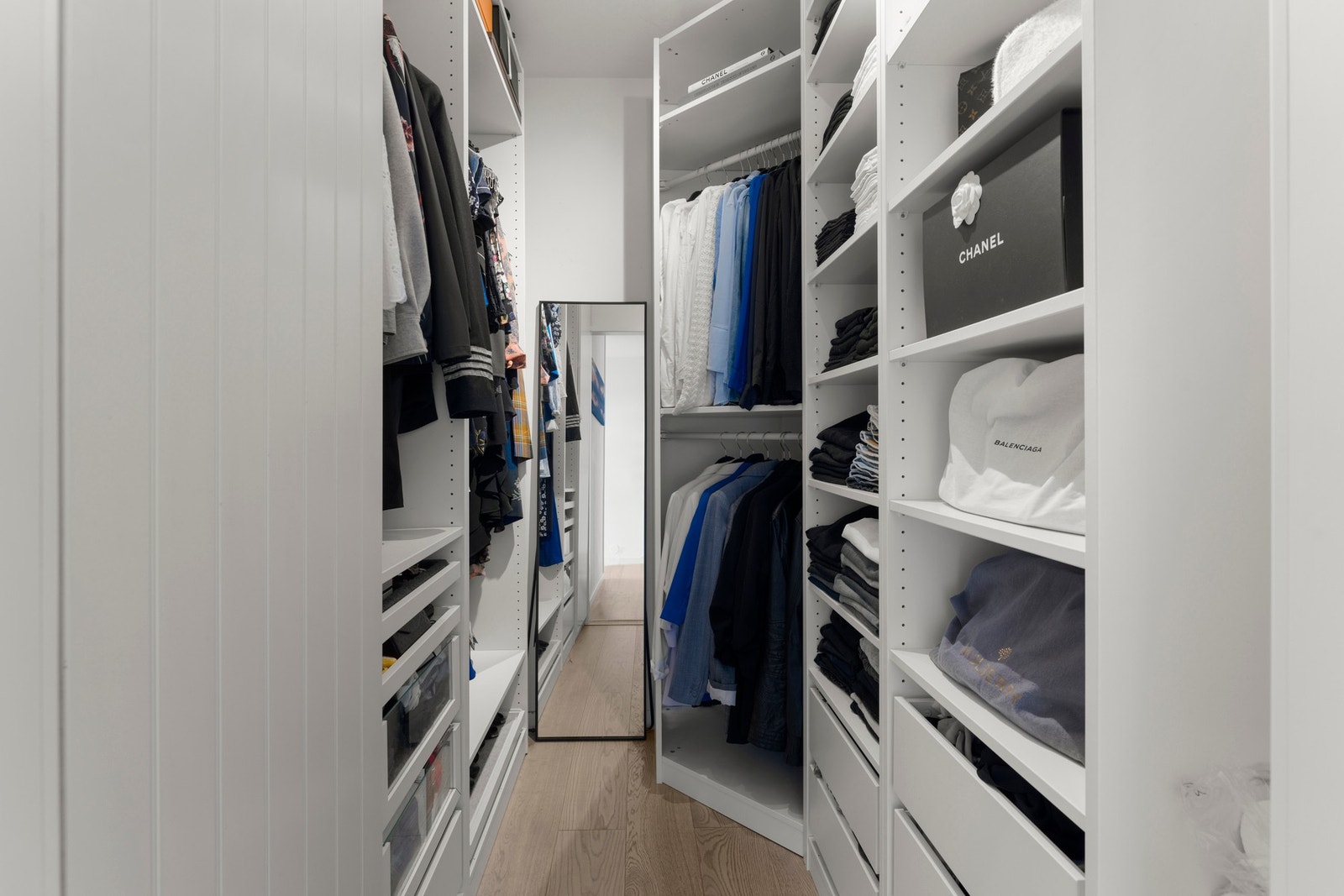 Rett innenfor entréen ligger et romslig walk-in closet med god oppbevaringsplass - perfekt for organisering av klær, sko og annet utstyr. Galleribilde