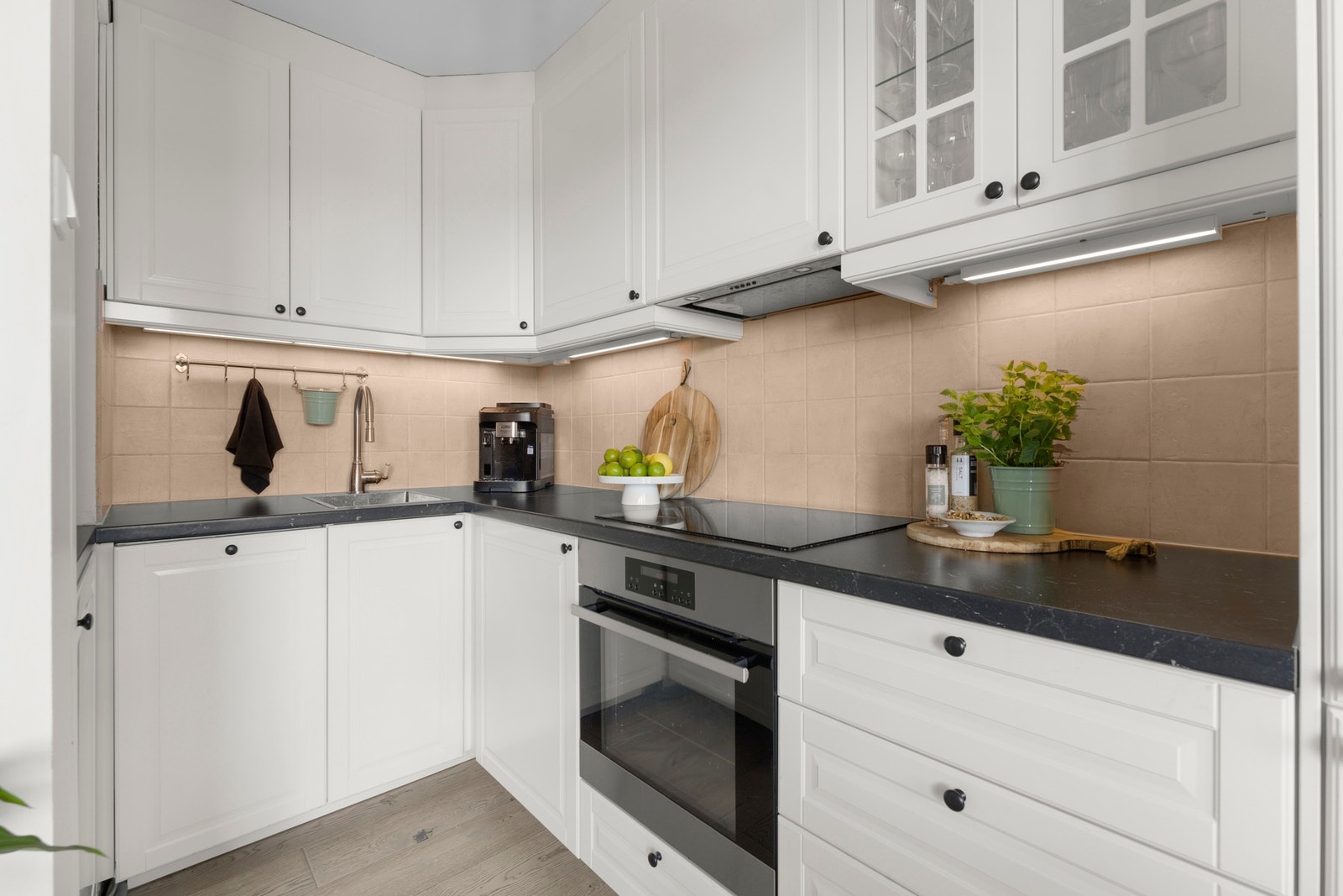 Kjøkkenet har profilerte fronter, laminat benkeplate og nedfelt stålvask med ettgreps blandebatteri. Det er integrerte hvitevarer som kjøl/fryseskap, oppvaskmaskin og stekeovn. Ventilasjon skjer via kjøkkenventilator med kullfilter og forsert avtrekk. Galleribilde