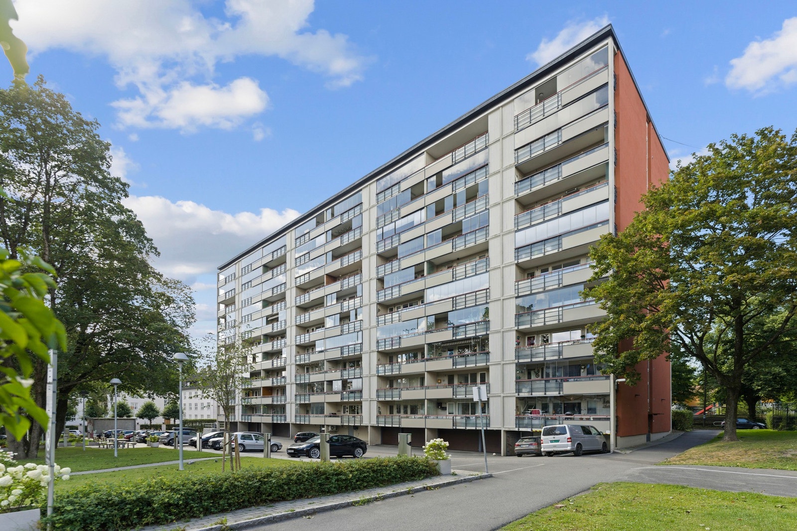 Eiendommen ligger i et attraktivt boligområde på Rosenhoff, omkranset av nydelige kvartaler og klassisk arkitektur. Galleribilde